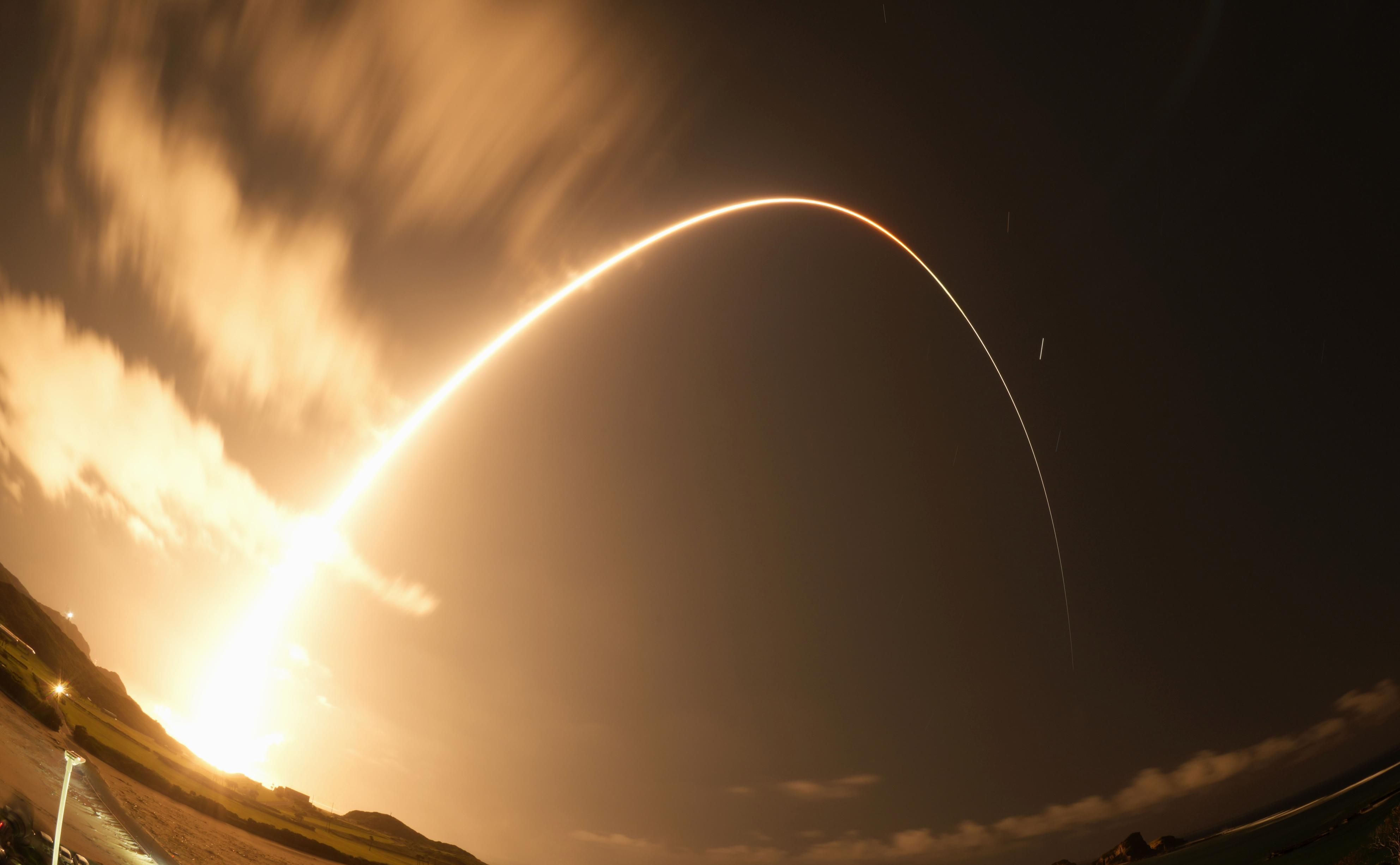 Eine japanische H3-Rakete, die eine Sonde für eine Mission zur Entnahme von Proben von einem Marsmond an Bord hat, steigt in den Himmel.