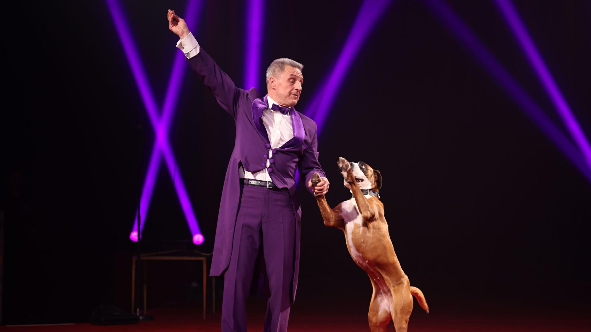 Leonid Beljakov mit Hund in der Manege.