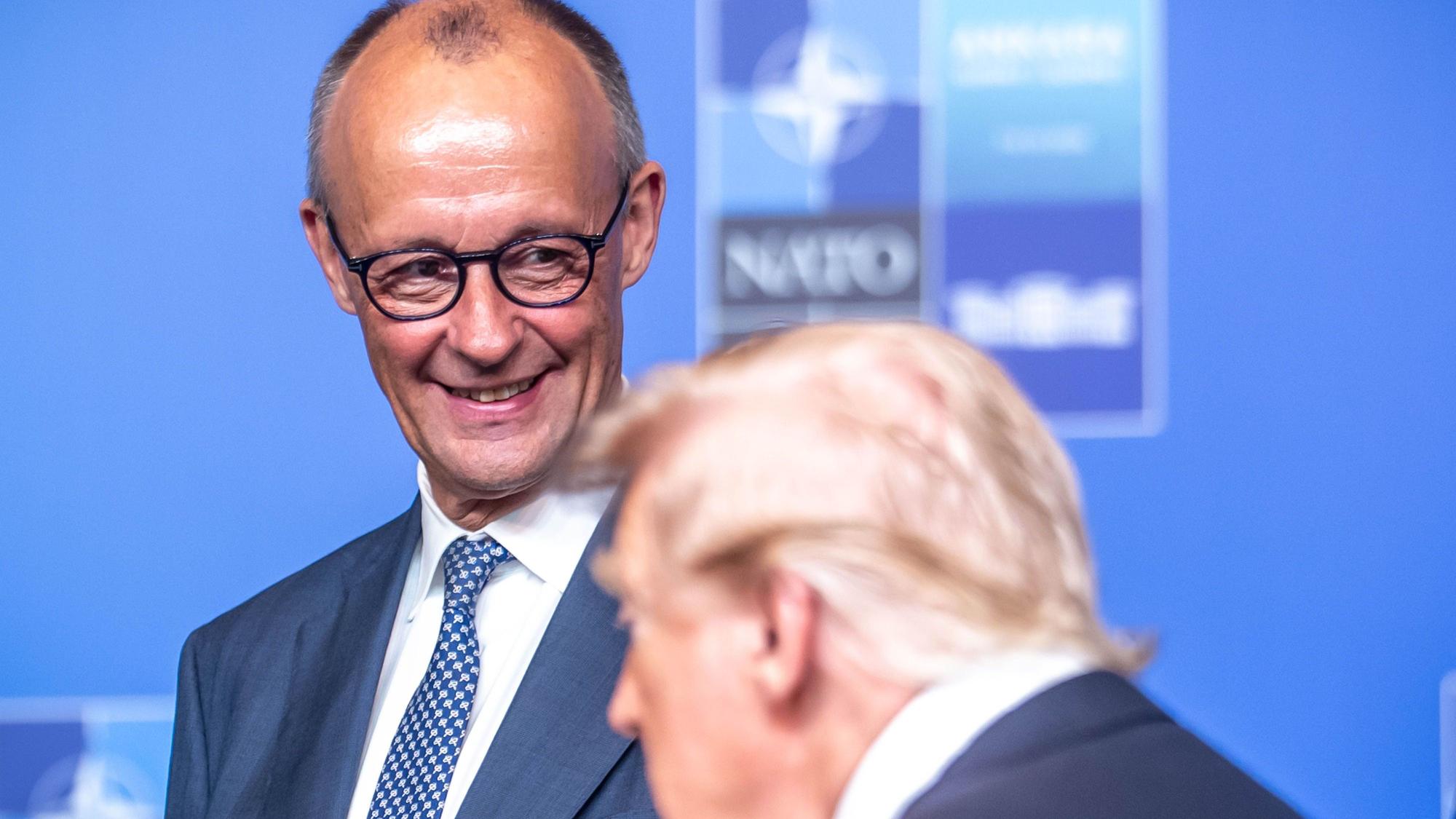 Nato-Gipfel in der Türkei: Bundeskanzler Friedrich Merz (CDU) steht beim Familienfoto hinter US-Präsident Donald Trump. (Archivbild)