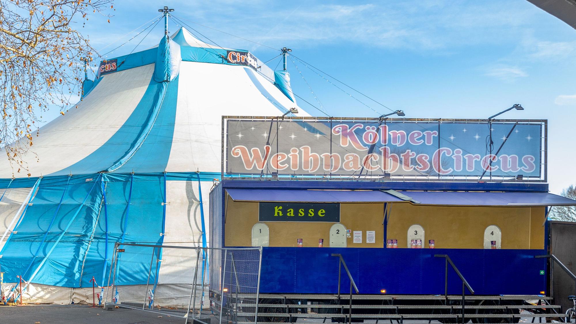 Blick auf das Zelt des Kölner Weihnachtscircus.