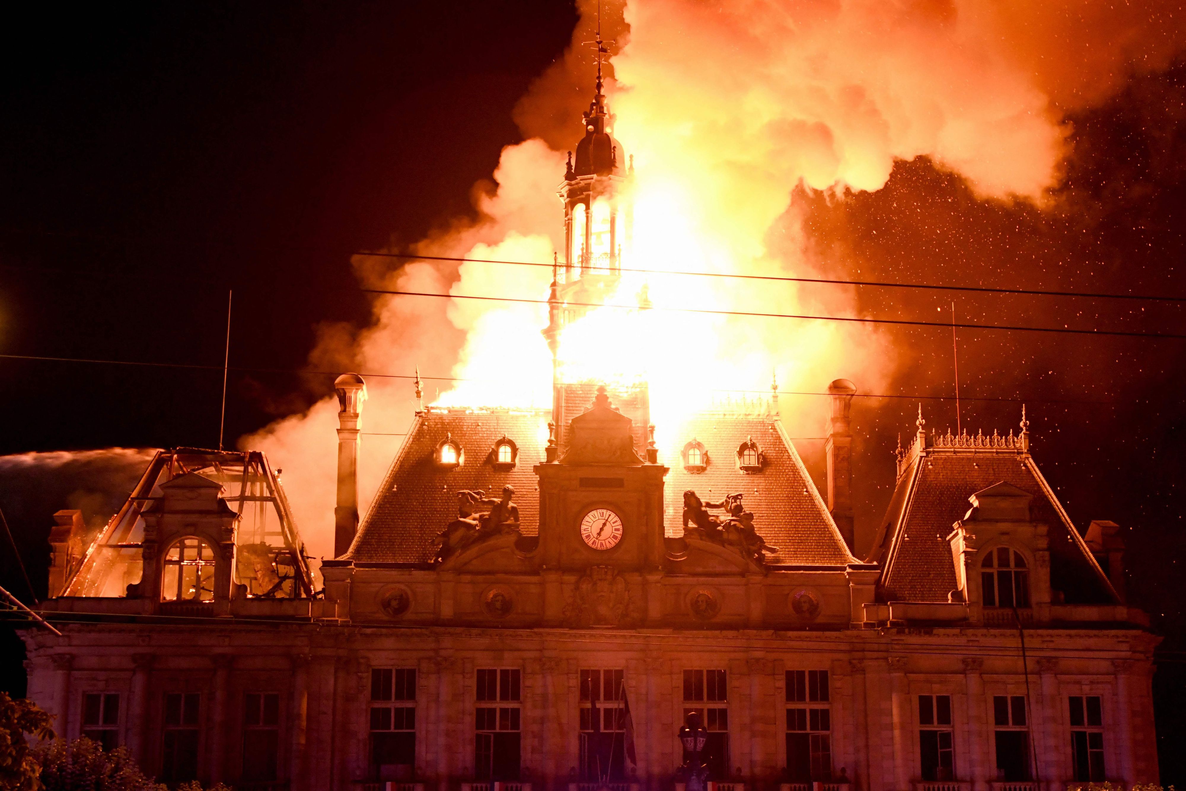 Hohe Flammen schlagen aus dem Rathaus.