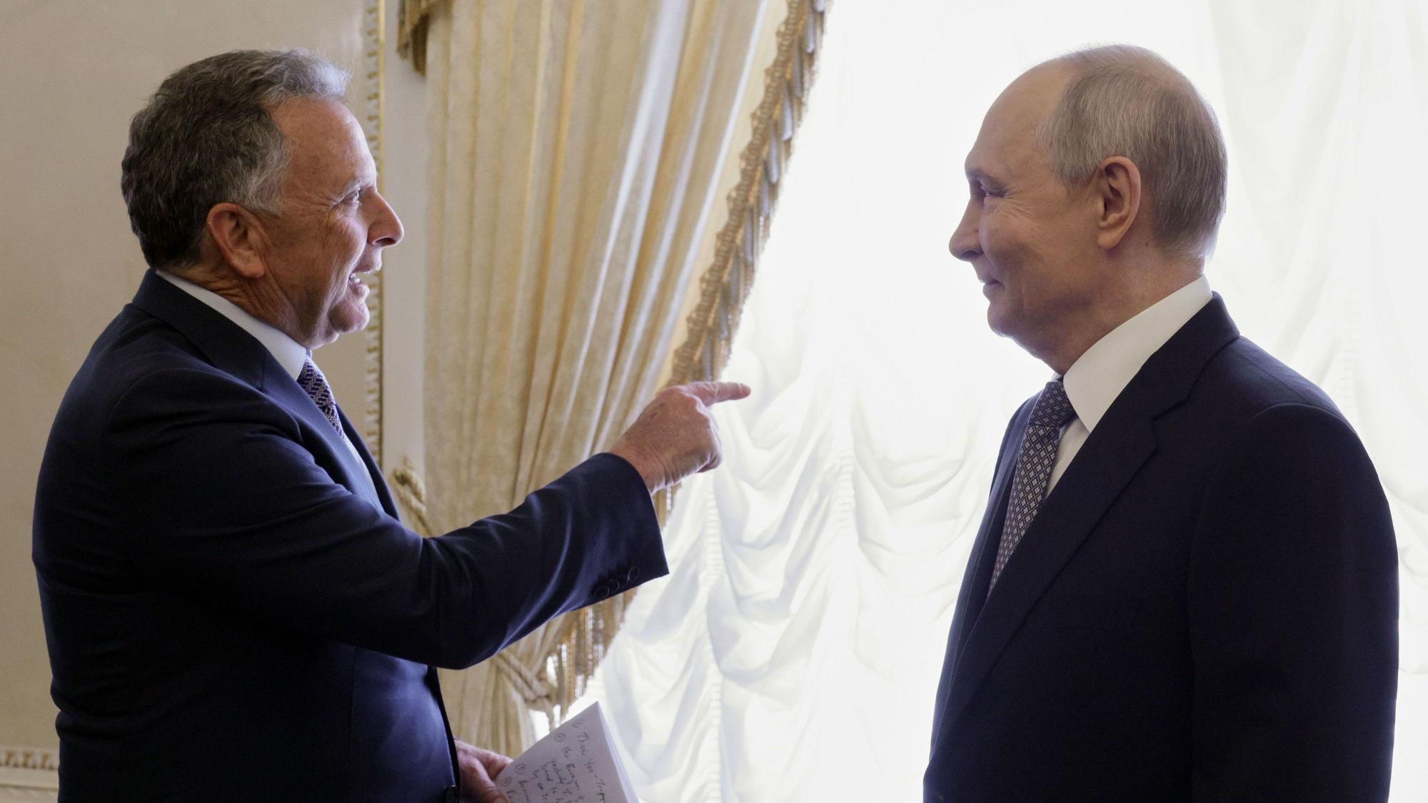 Der Sondergesandte von US-Präsident Donald Trump, Steve Witkoff, unterhält sich im Konstantin-Palast in St. Petersburg mit Kremlchef Wladimir Putin.
