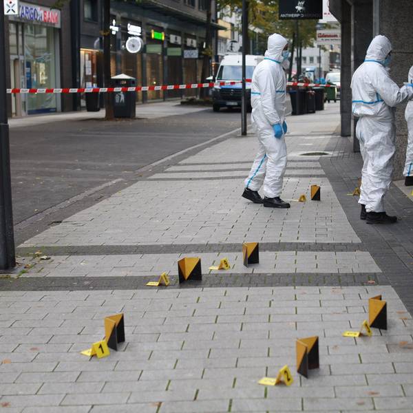 21.10.2026, Köln: In Köln sind erneut Schüsse gefallen. In der Breite Straße in der Kölner Innenstadt wurden am Mittwochmorgen (21. Oktober) gegen 3.52 Uhr mehrere Schüsse auf ein Fachgeschäft für hochwertige Uhren abgegeben. Die Polizei ermittelt. Foto: Arton Krasniqi