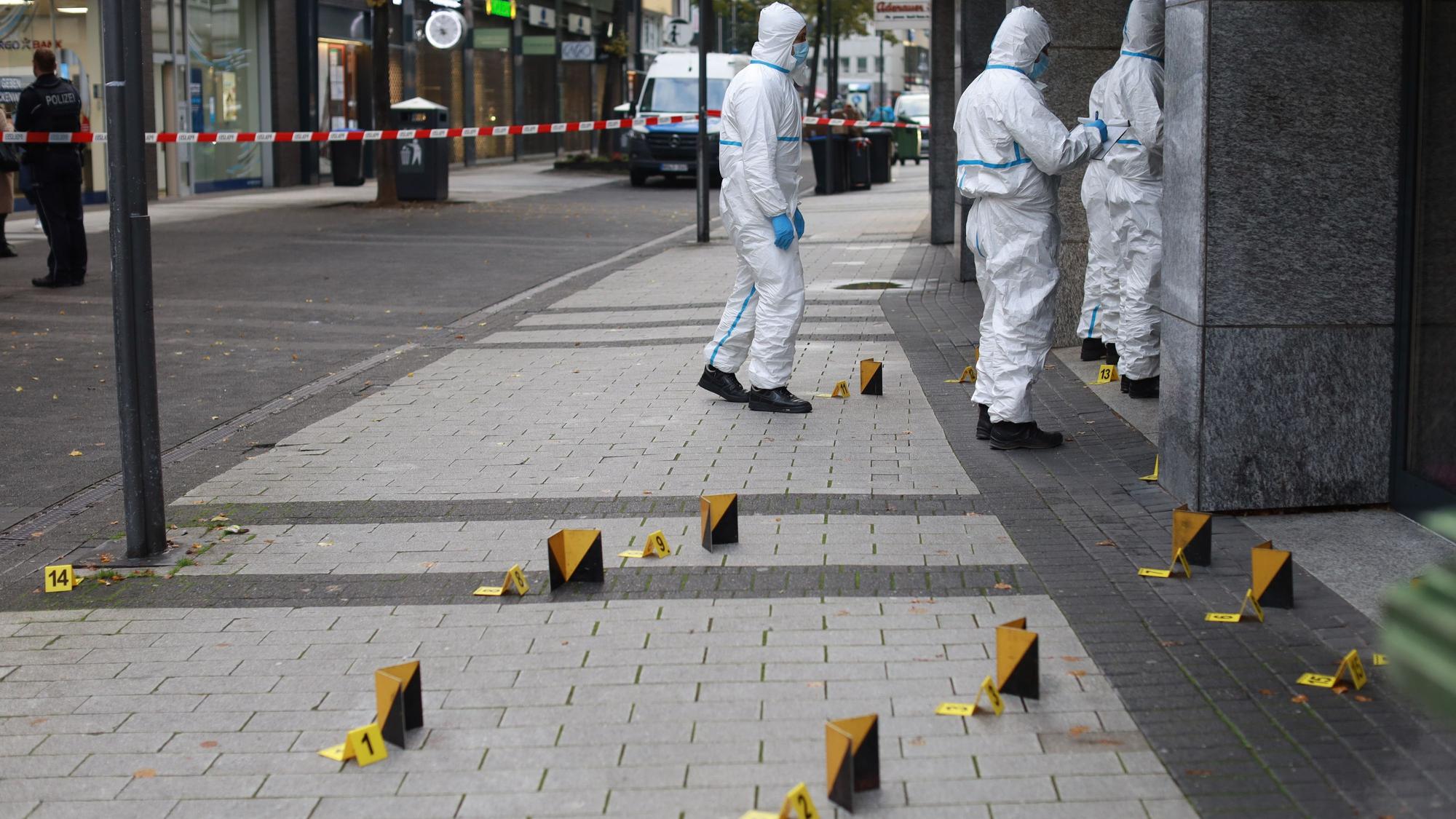 21.10.2026, Köln: In Köln sind erneut Schüsse gefallen. In der Breite Straße in der Kölner Innenstadt wurden am Mittwochmorgen (21. Oktober) gegen 3.52 Uhr mehrere Schüsse auf ein Fachgeschäft für hochwertige Uhren abgegeben. Die Polizei ermittelt. Foto: Arton Krasniqi
