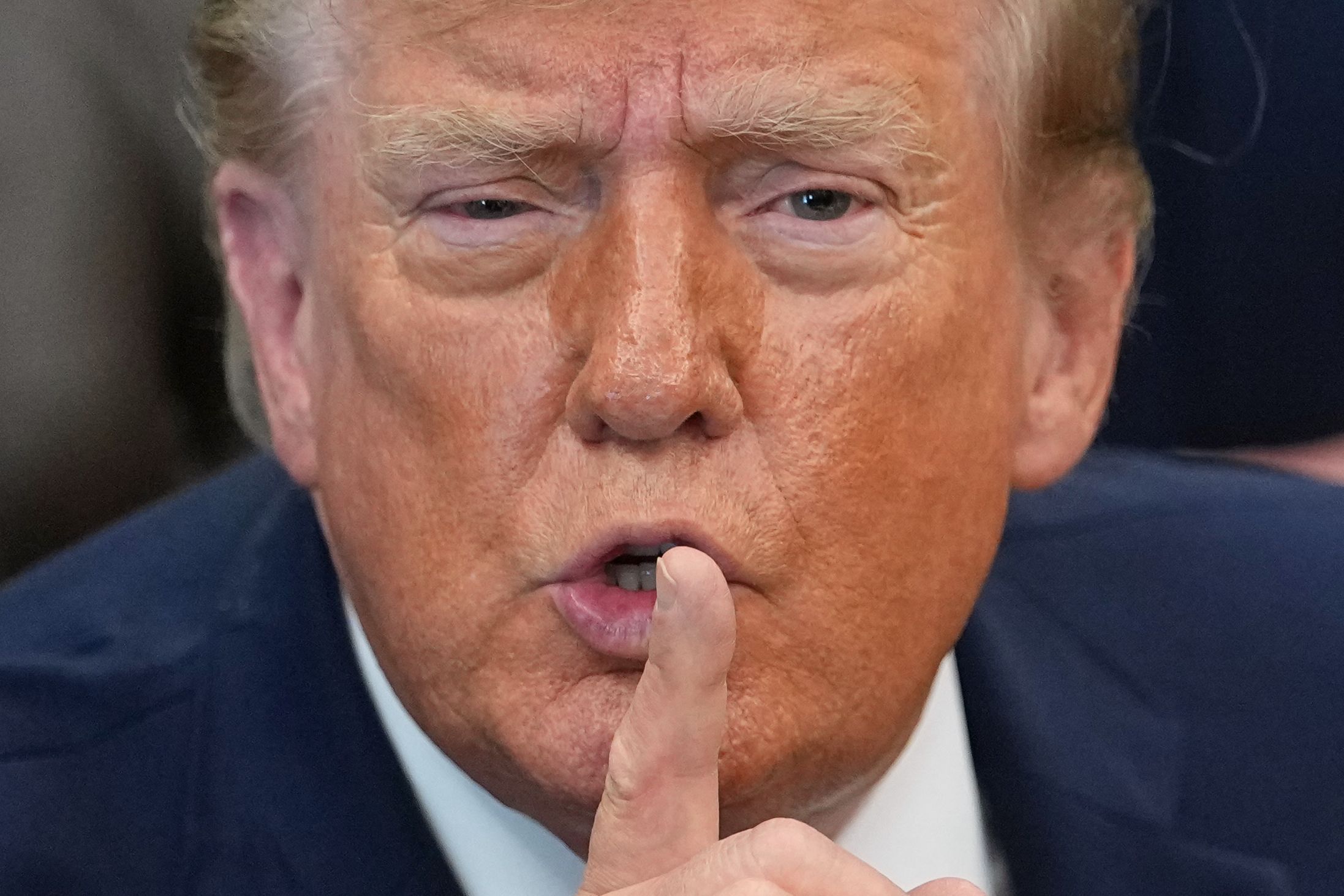 US-Präsident Donald Trump spricht am Dienstag (20. Oktober) im Oval Office des Weißen Hauses mit Reportern.