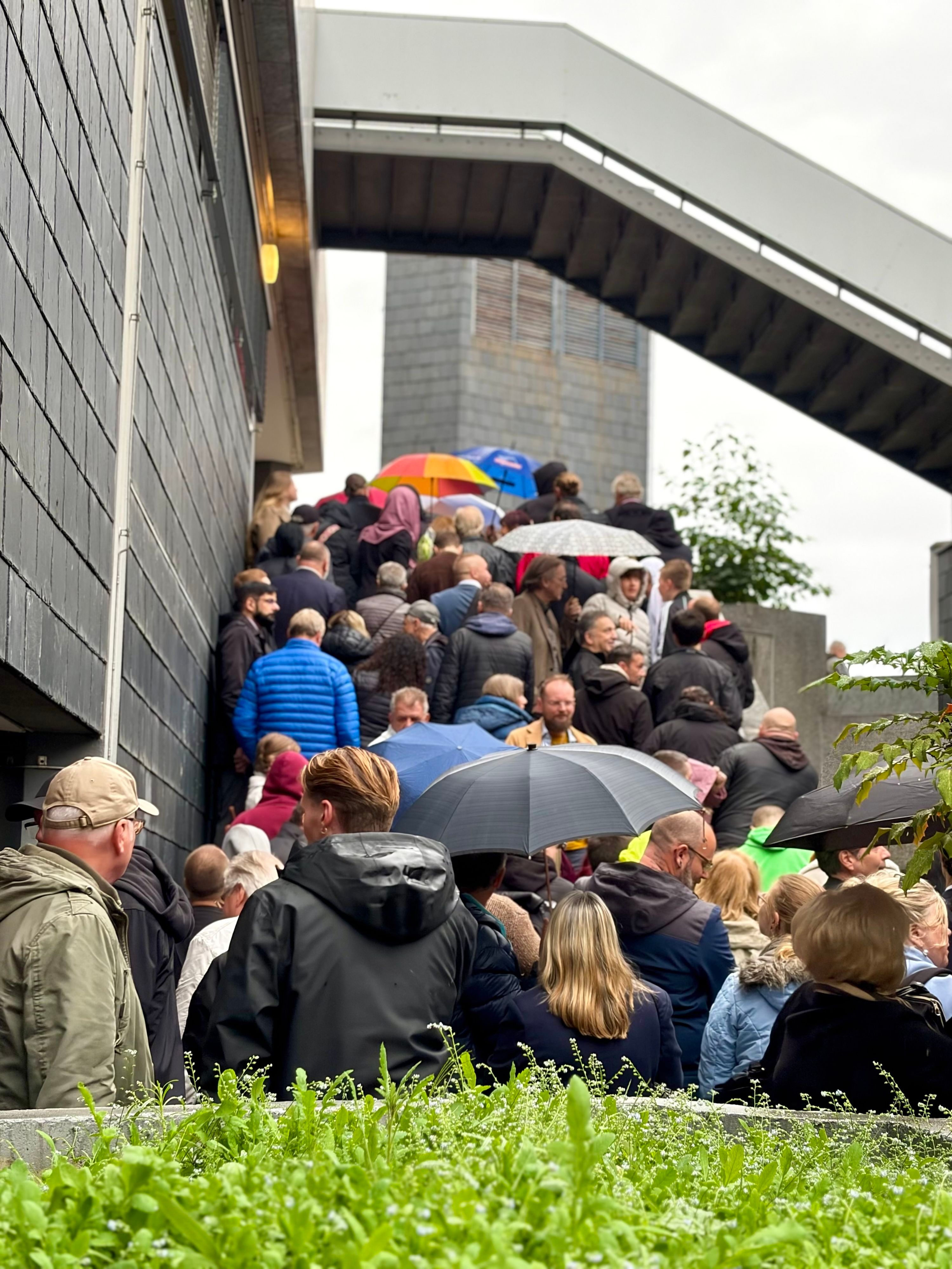 AfD-Anhänger auf der Treppe am Forum