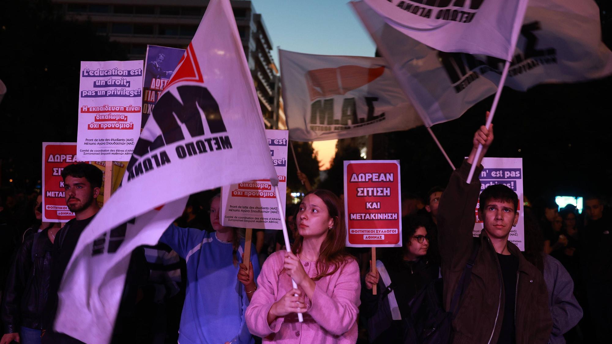 Studierende demonstrieren auf dem Syntagma-Platz in Athen.