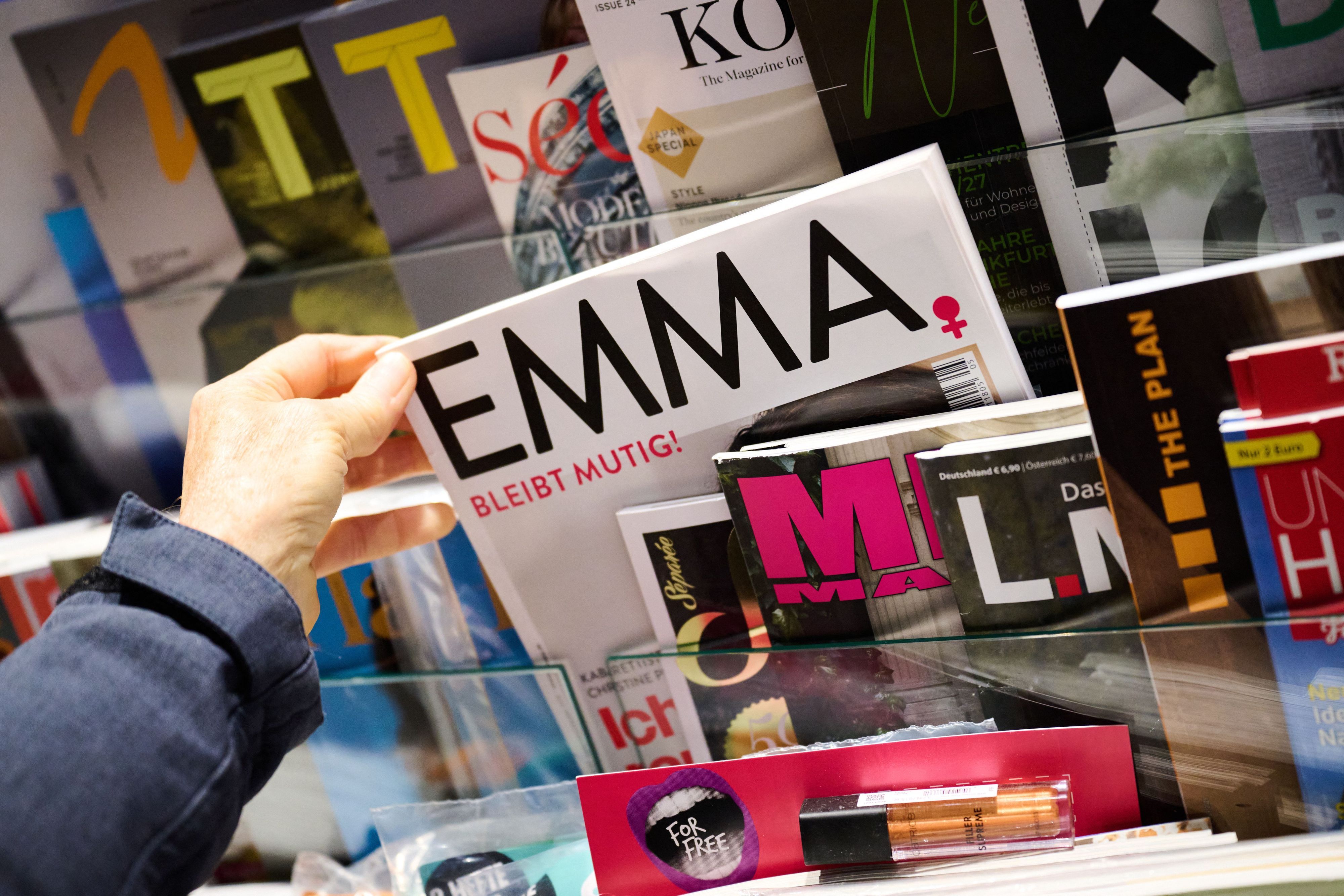 Die Zeitschrift «Emma» wird in einem Geschäft verkauft. Vor knapp 50 Jahren erschien die erste «Emma» – gegründet von Alice Schwarzer. Jetzt kündigt die Frauenrechtlerin das Aus ihrer Zeitschrift an.