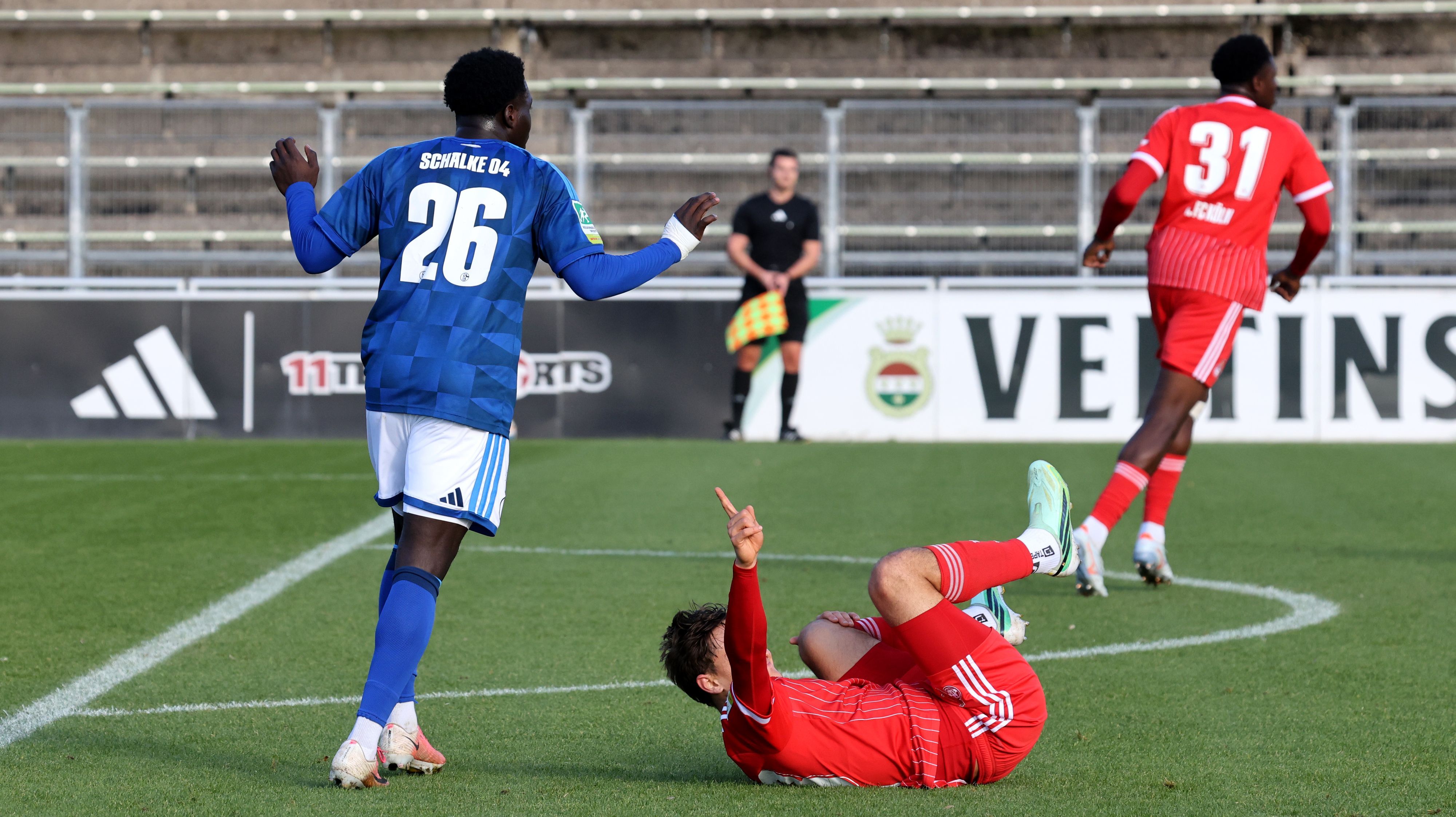U23 Fußball Regionalliga-West Spiel zwischen FC Schalke 04 und dem 1.FC Kökn im Parkstadion in Gelsenkirchen ** NUR FÜR REDAKTIONELLE ZWECKE ** EDITORIAL USE ONLY **Cenny Neumann (13) von Köln beim U23 Fußball Regionalliga-West Spiel zwischen FC Schalke 04 (blaues Trikot) und dem 1.FC Köln (rotes Trikot) am Dienstag den 20.Oktober 2026 im Parkstadion in Gelsenkirchen Foto : Frank Oppitz / FUNKE Foto Services  Deutschland NRW Gelsenkirchen Copyright: FrankxOppitz *** U23 Soccer Regionalliga West match between FC Schalke 04 and 1. FC Köln at the Parkstadion in Gelsenkirchen ** FOR EDITORIAL PURPOSES ONLY ** EDITORIAL USE ONLY ** p Cenny Neumann 13 of Cologne during the U23 Soccer Regional League West match between FC Schalke 04 (blue jerseys) and 1 FC Cologne (red jerseys) on Tuesday, October 20, 2026, at the Parkstadion in Gelsenkirchen. Photo by Frank Oppitz, FUNKE Photo Services p Sports Germany NRW Gelsenkirchen Copyright FrankxOppitz Copyright: FrankxOppitz doc8844kk95wozksi7bk76 ,EDITORIAL USE ONLY