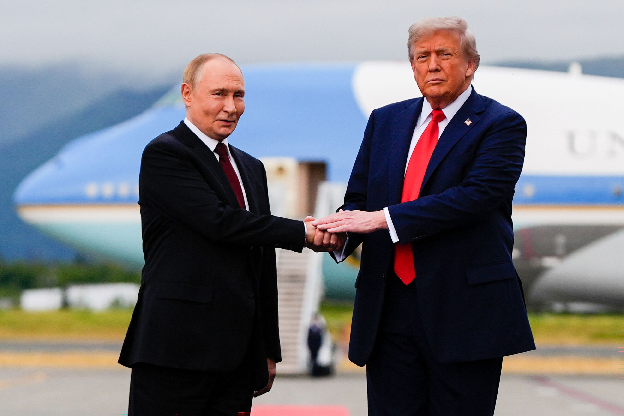 US-Präsident Donald Trump begrüßt Kremlchef Wladimir Putin im August 2025 auf der Joint Base Elmendorf-Richardson, Alaska. (Archivbild)