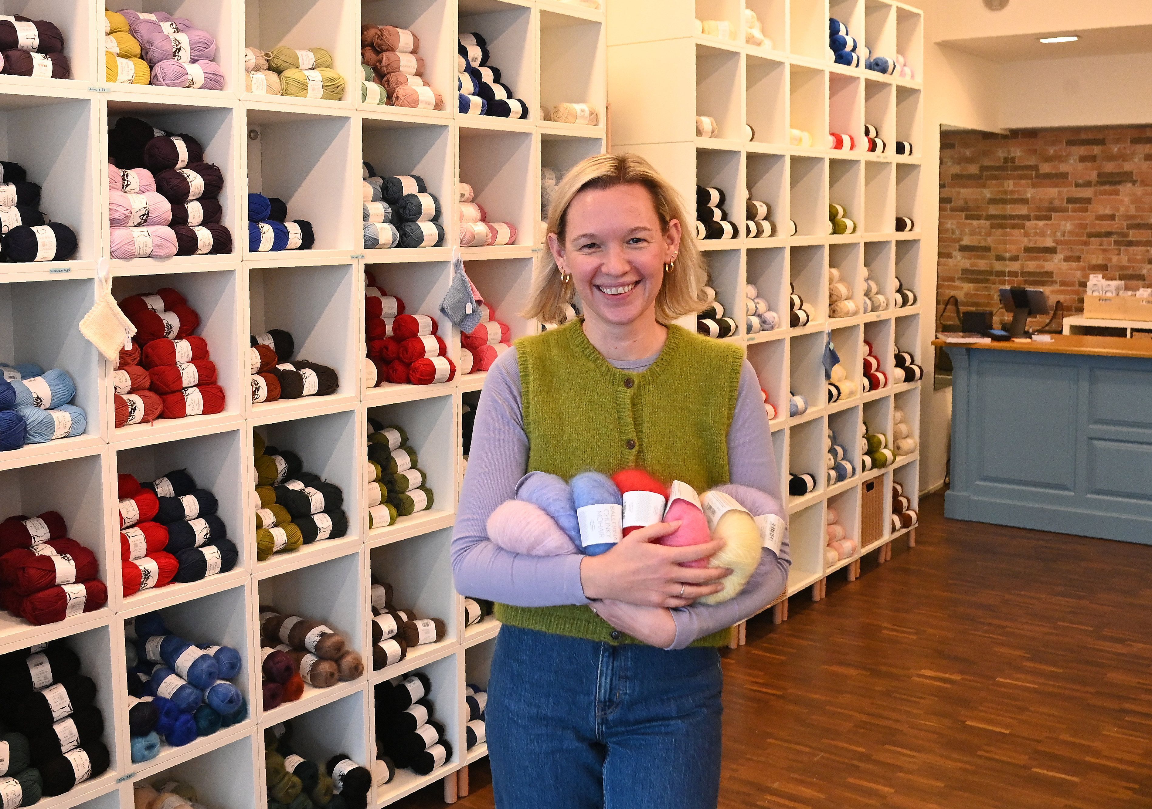 21.10.2026 Köln. Auf der Mittelstraße hat das Einzelhandelsgeschäft Villa Wolle eröffnet- Häkeln und Stricken boomt derzeit. Maike Beyreuther. Foto: Alexander Schwaiger