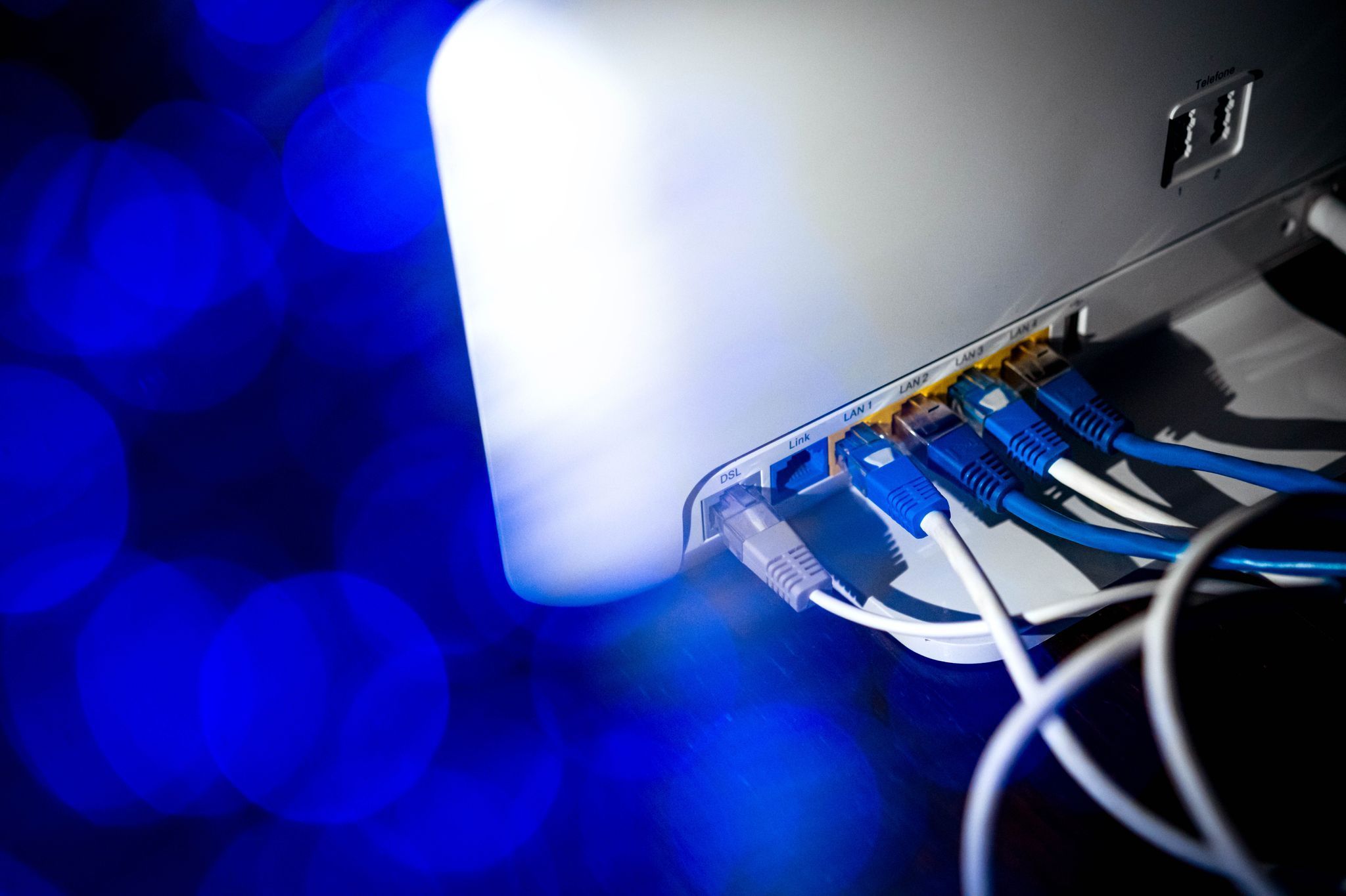 Router und Netzwerkkabel