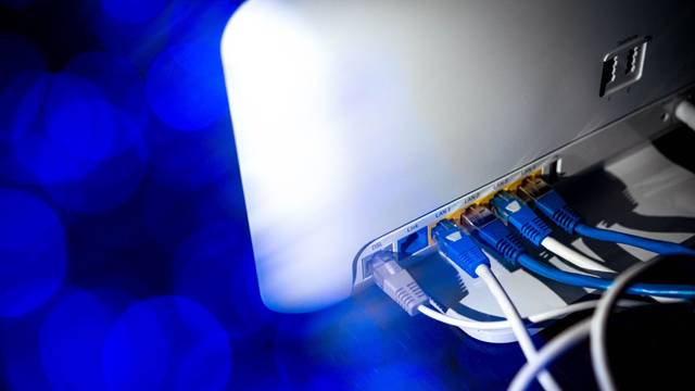 Router und Netzwerkkabel