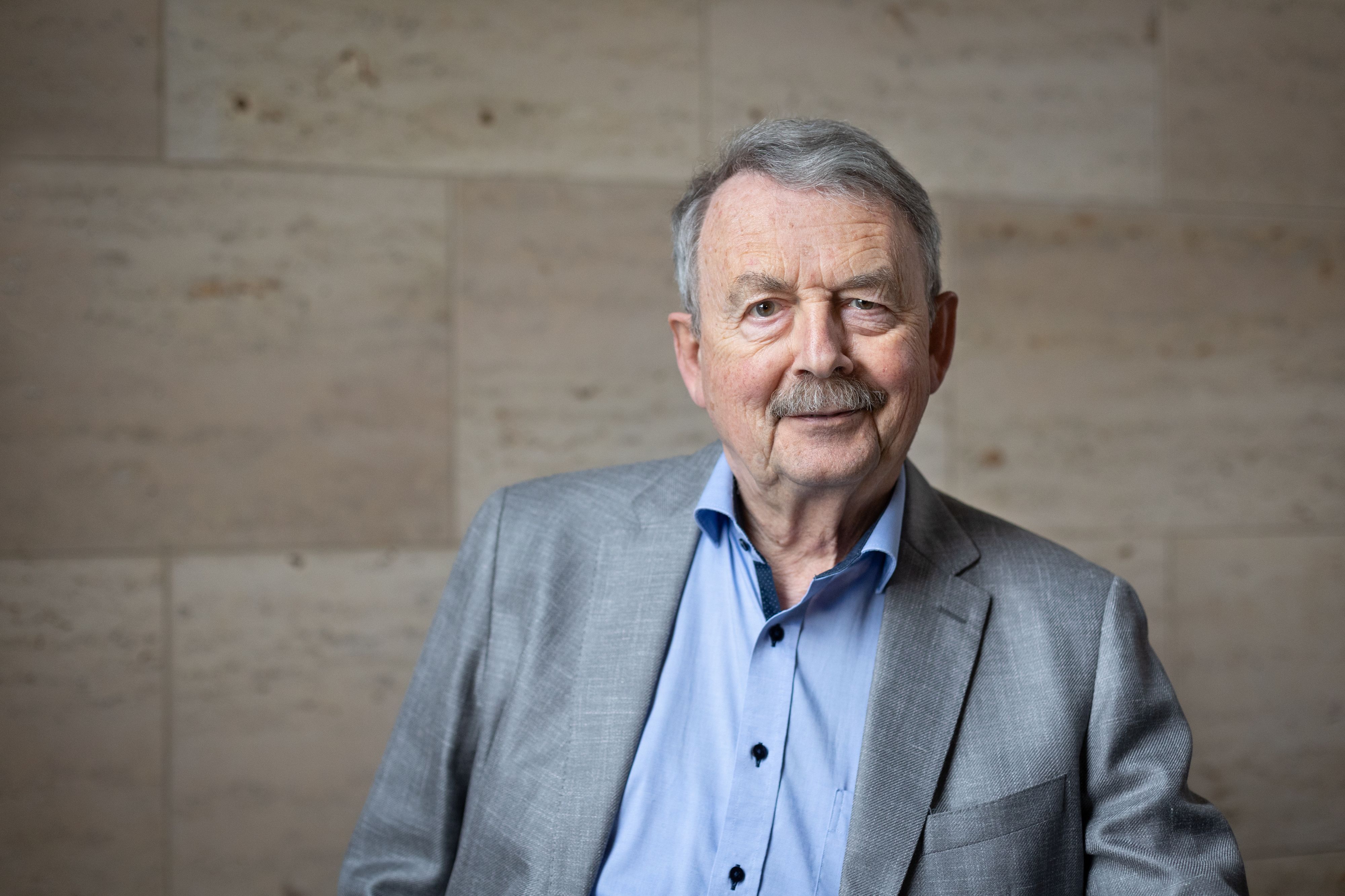 Wolfgang Streeck schaut in die Kamera.
