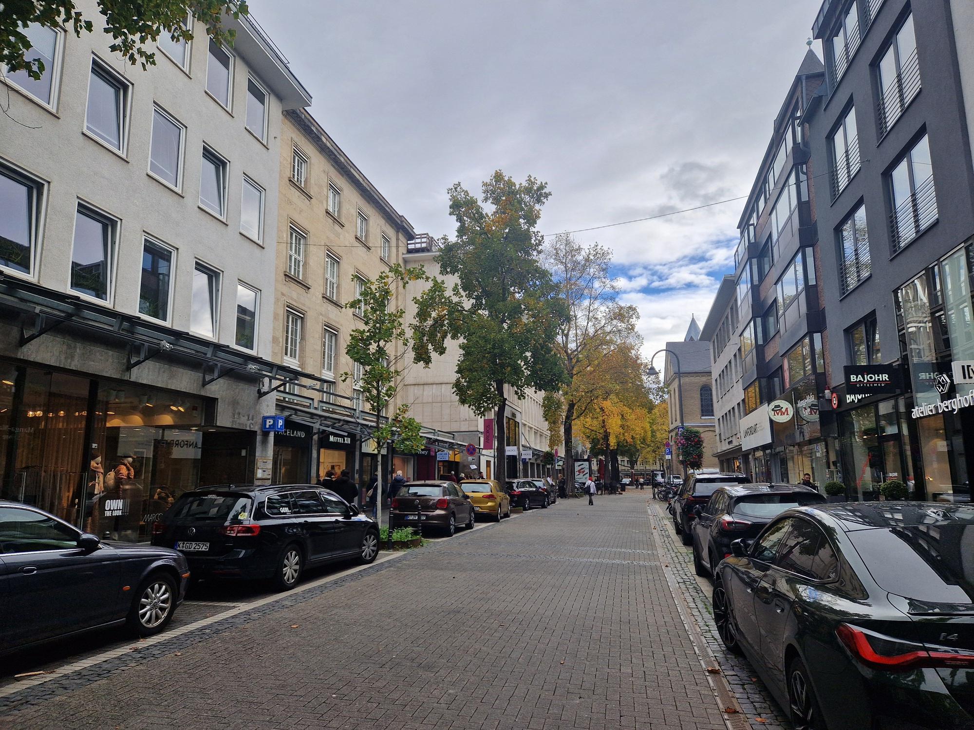 Auch auf der Mittelstraße sind bereits Schüsse zwei Geschäfte gefallen.