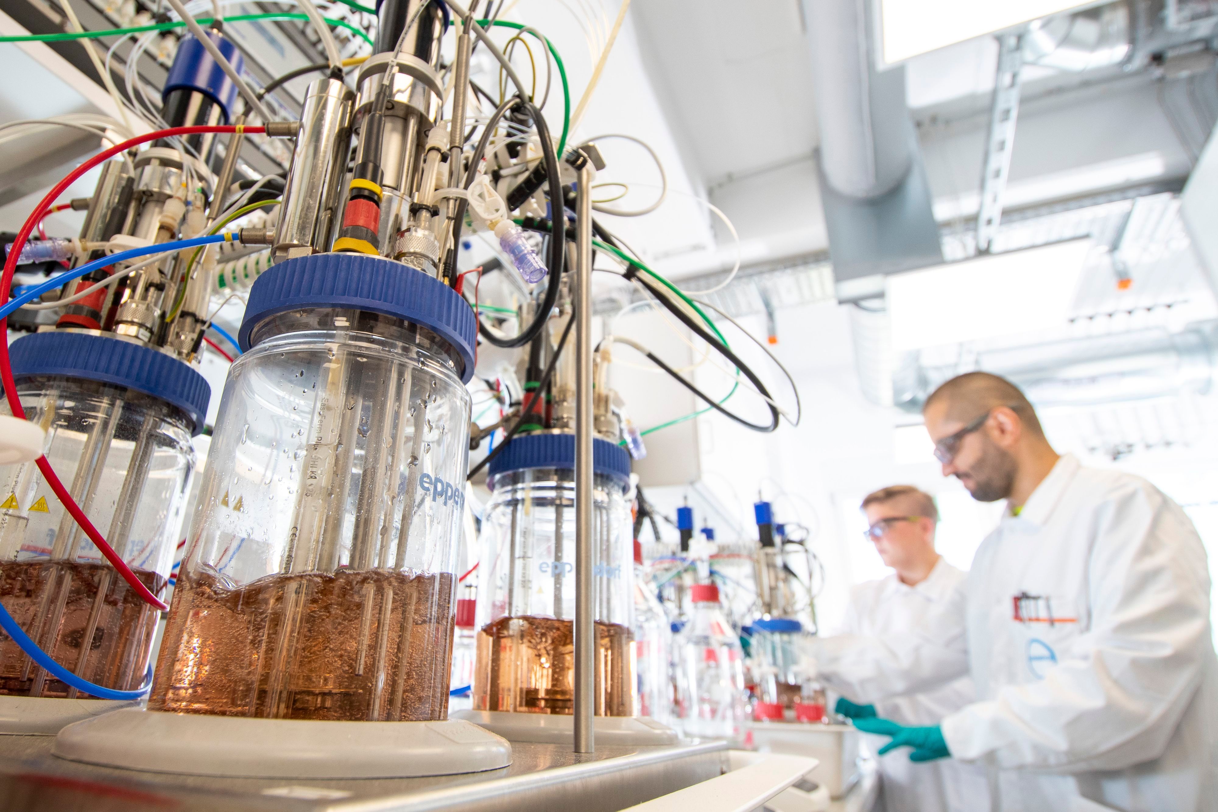 Covestro Biotechnologie, Gebäude D310 in Leverkusen. Bioreaktoren (Fermenter) mit Melanie Prinz, Muhammed Demiral