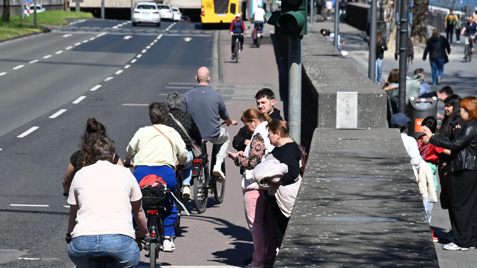 Am Rheinufer in der Kölner Altstadt kommt es an vielen Stellen zu Konflikten zwischen Fußgängern und Radfahrern.