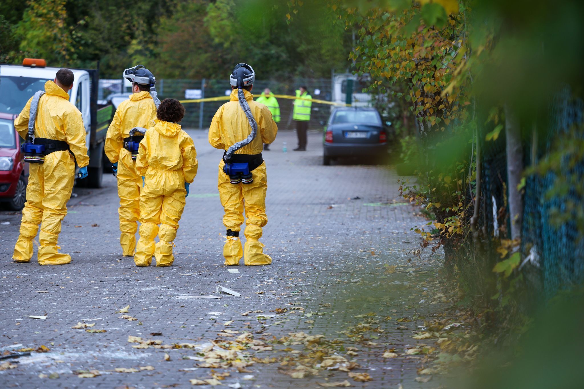 Nach einer Explosion in Bochum mussten Einsatzkräfte Schutzausrüstung tragen.