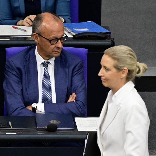 Bundeskanzler Friedrich Merz (CDU) im Bundestag. Im Vordergrund geht AfD-Chefin Alice Weidel entlang. (Archivbild)