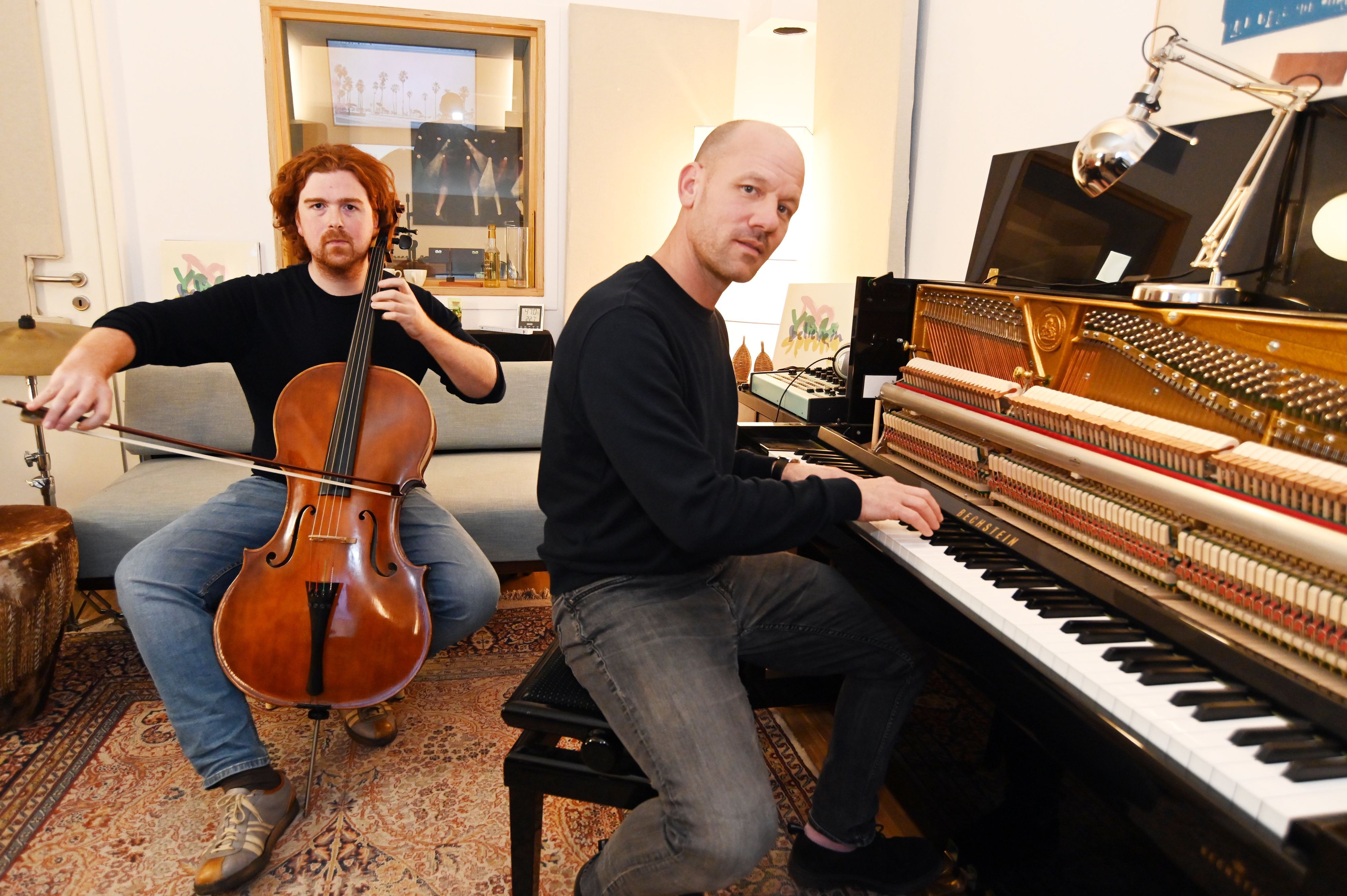 Ein Cellist und ein Pianist musizieren gemeinsam.