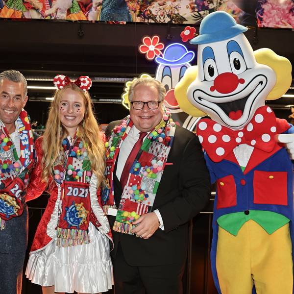 Herbert Geiss und Lutz Schade bei der Vorstellung des Mottoschals.