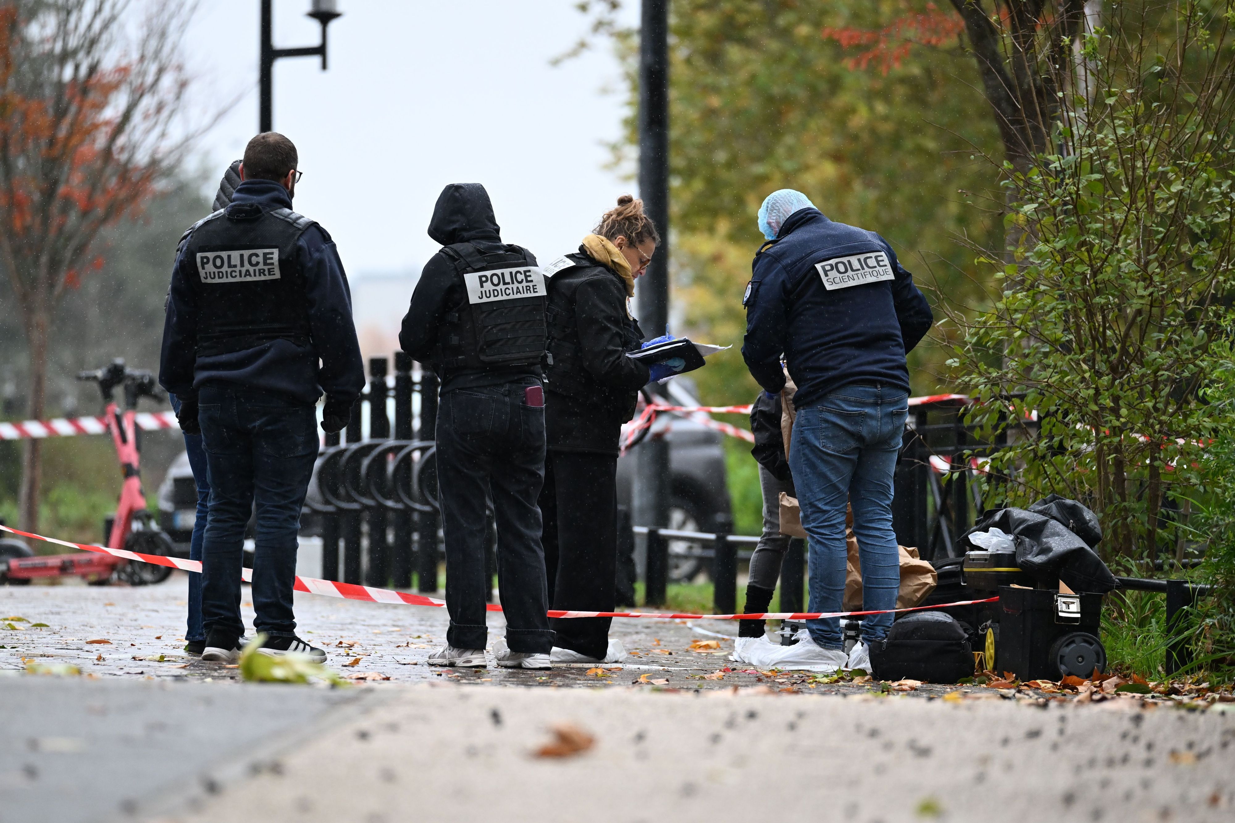 Kriminaltechniker und Polizeibeamte suchen nach Schüssen in Trappes bei Paris nach Beweismitteln. Ein Mann in einem Auto hat in Gemeinden bei Paris auf offener Straße mehrere Schüsse abgefeuert.