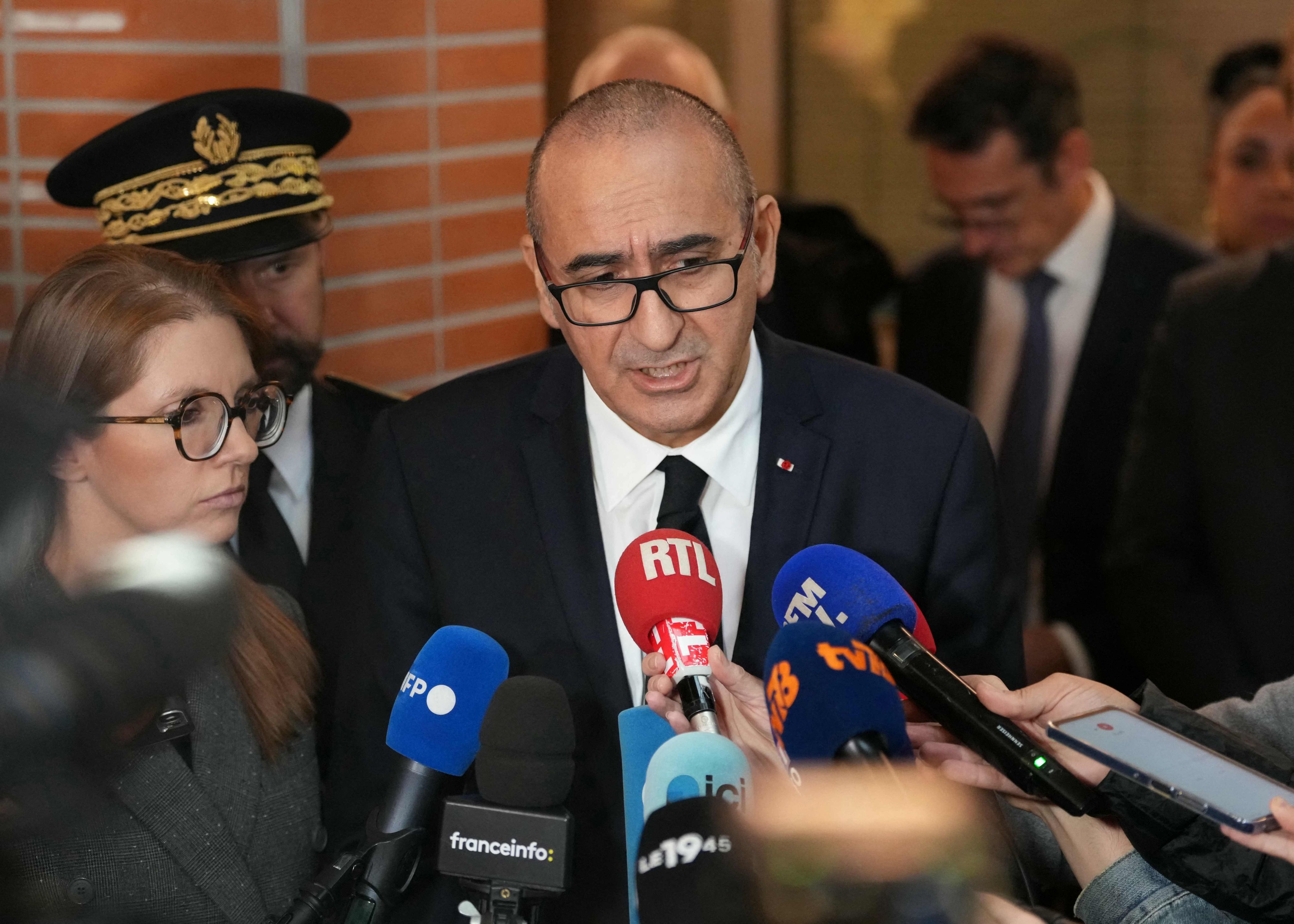 Frankreichs Innenminister Laurent Nuñez im Gespräch mit Reportern.