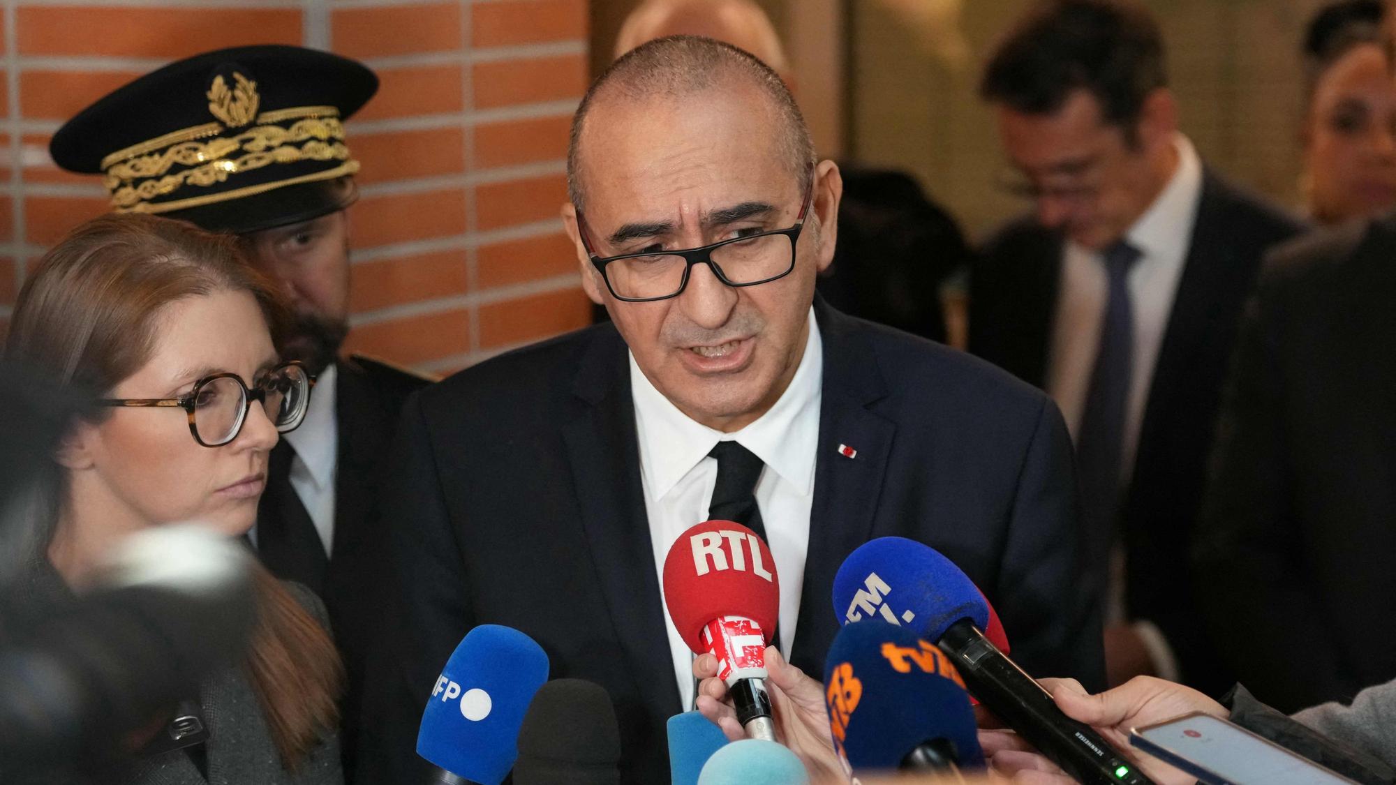 Frankreichs Innenminister Laurent Nuñez im Gespräch mit Reportern.