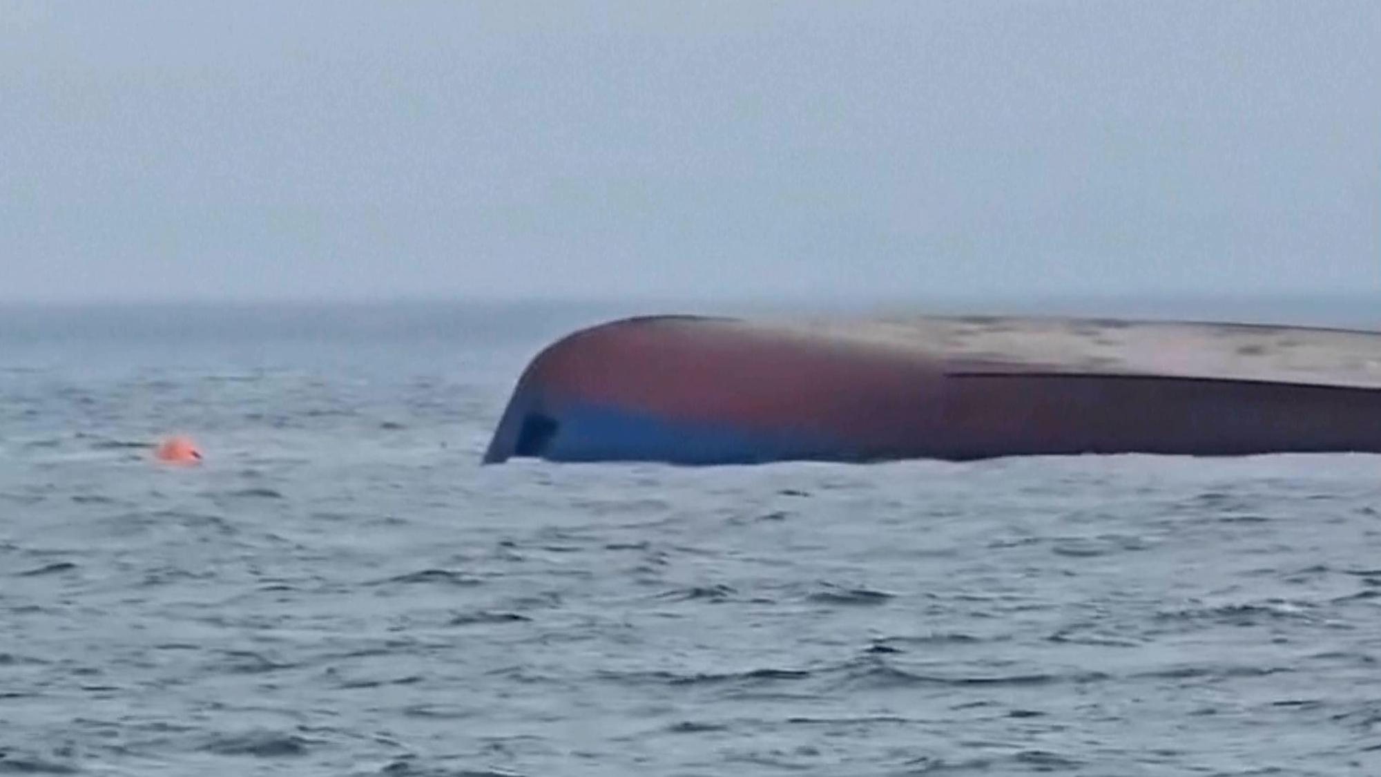 Dieses Bild aus einem vom rumänischen Innenministerium via AP zur Verfügung gestellten Video zeigt ein Schiff, das nach einem Drohnenangriff im Schwarzen Meer nahe der rumänischen Hoheitsgewässer gekentert ist.