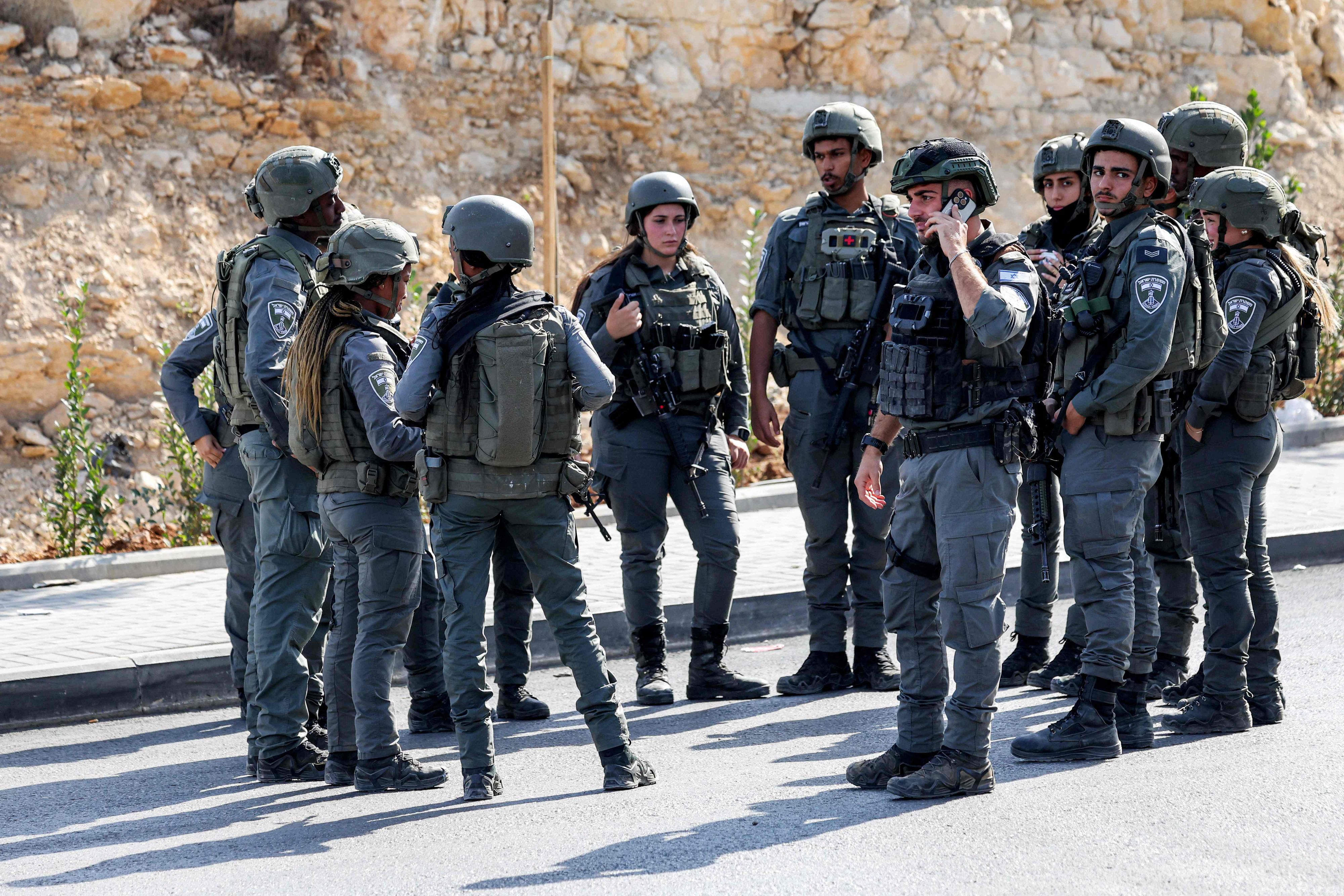 Israelische Soldaten stehen am Ort eines Schusswaffenangriffs mit fünf Verletzten nahe Hebron.
