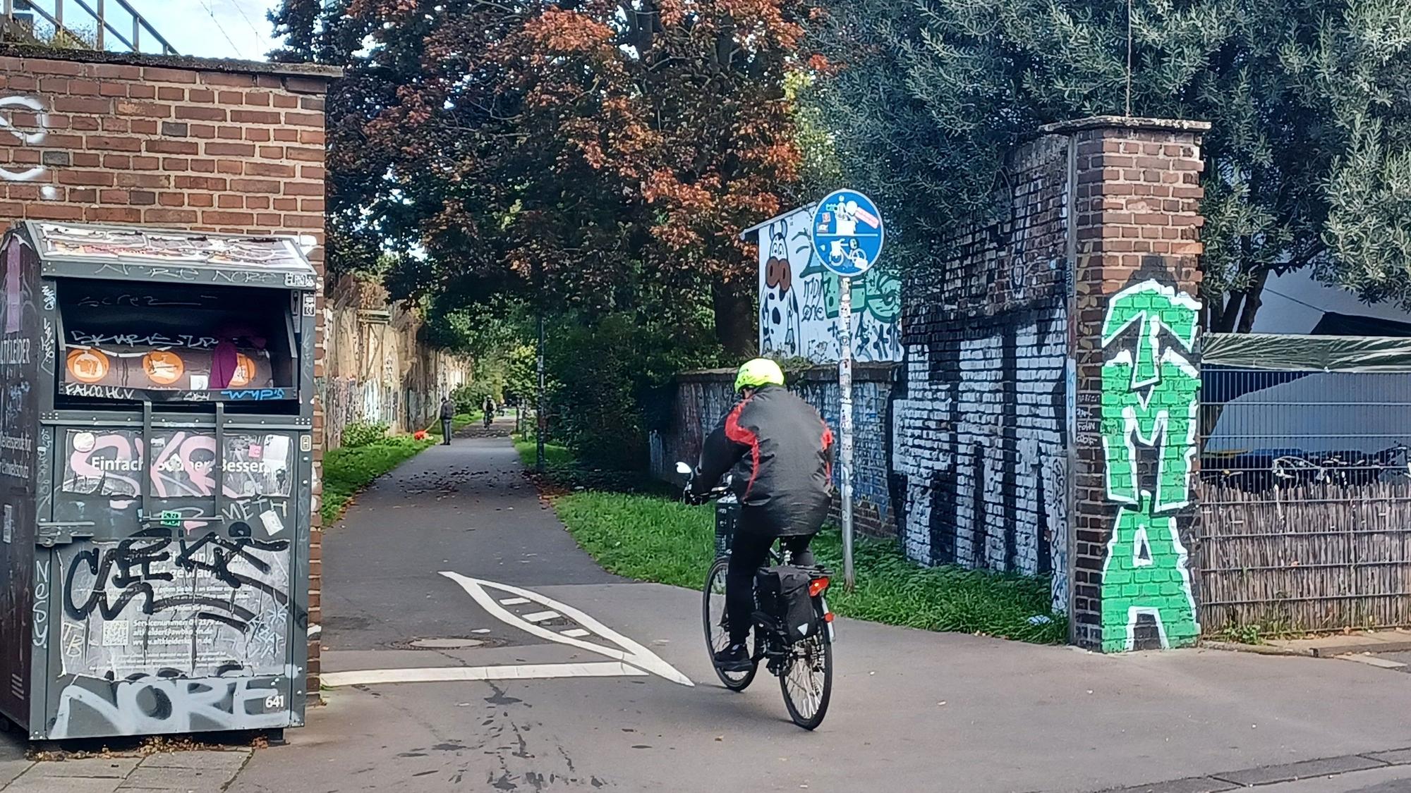 An der Sechzigstraße beginnt der rund 400 Meter lange Radweg in Richtung der autofreien Siedlung. Die Ecke gilt als schwer einsehbar.