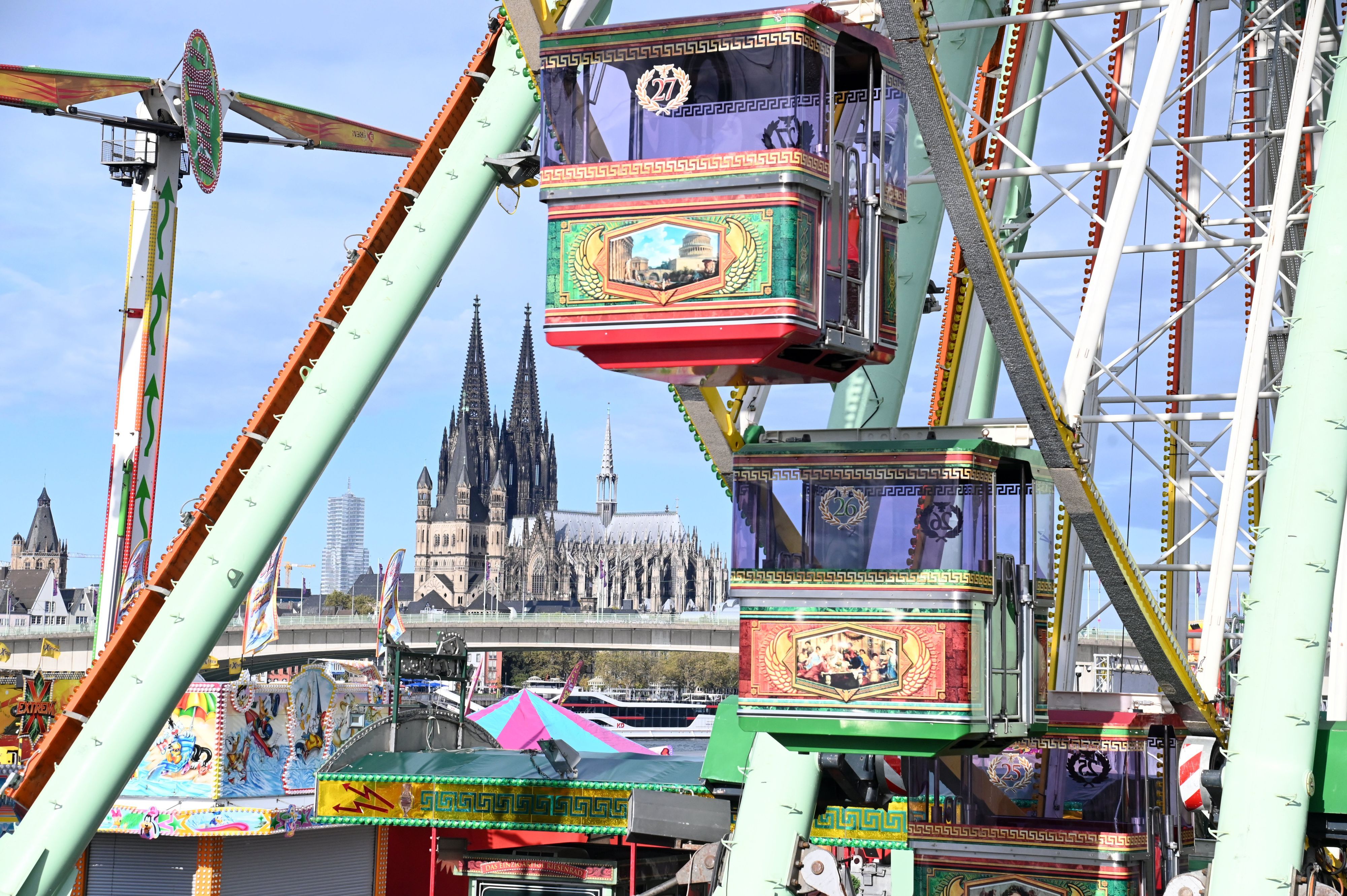 Aufbau der Deutzer Kirmes. Blick auf Riesenrad und Dom.