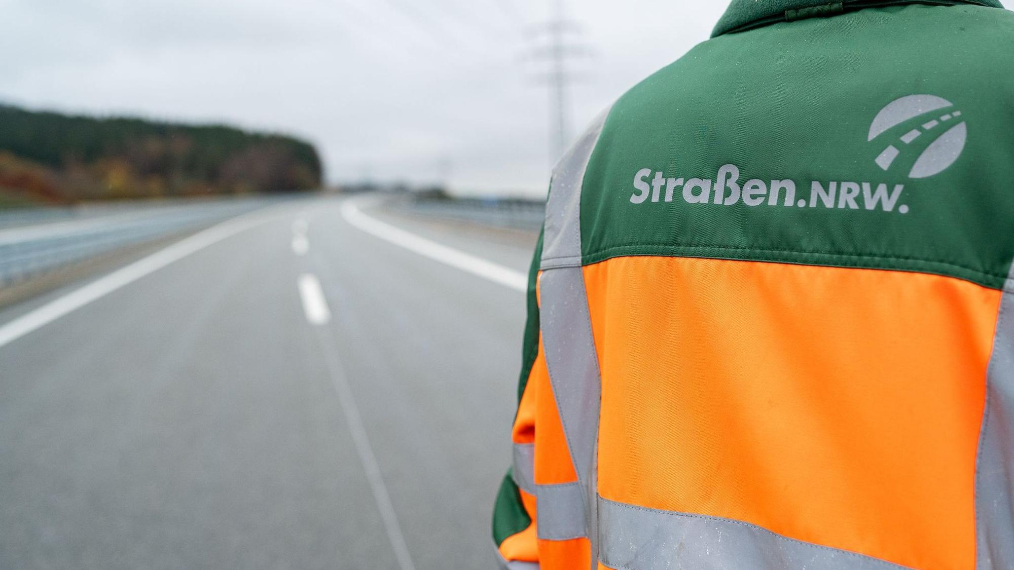 Ein Mitarbeiter des Landesbetriebs Straßen.NRW