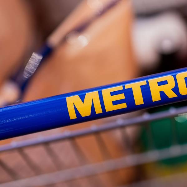 Das Logo der Metro ist auf einem Einkaufswagen zu sehen. Die beschlagnahmte russische Tochter des Düsseldorfer Konzerns hat indirekt Geld an die russische Armee gespendet. (Archivbild)