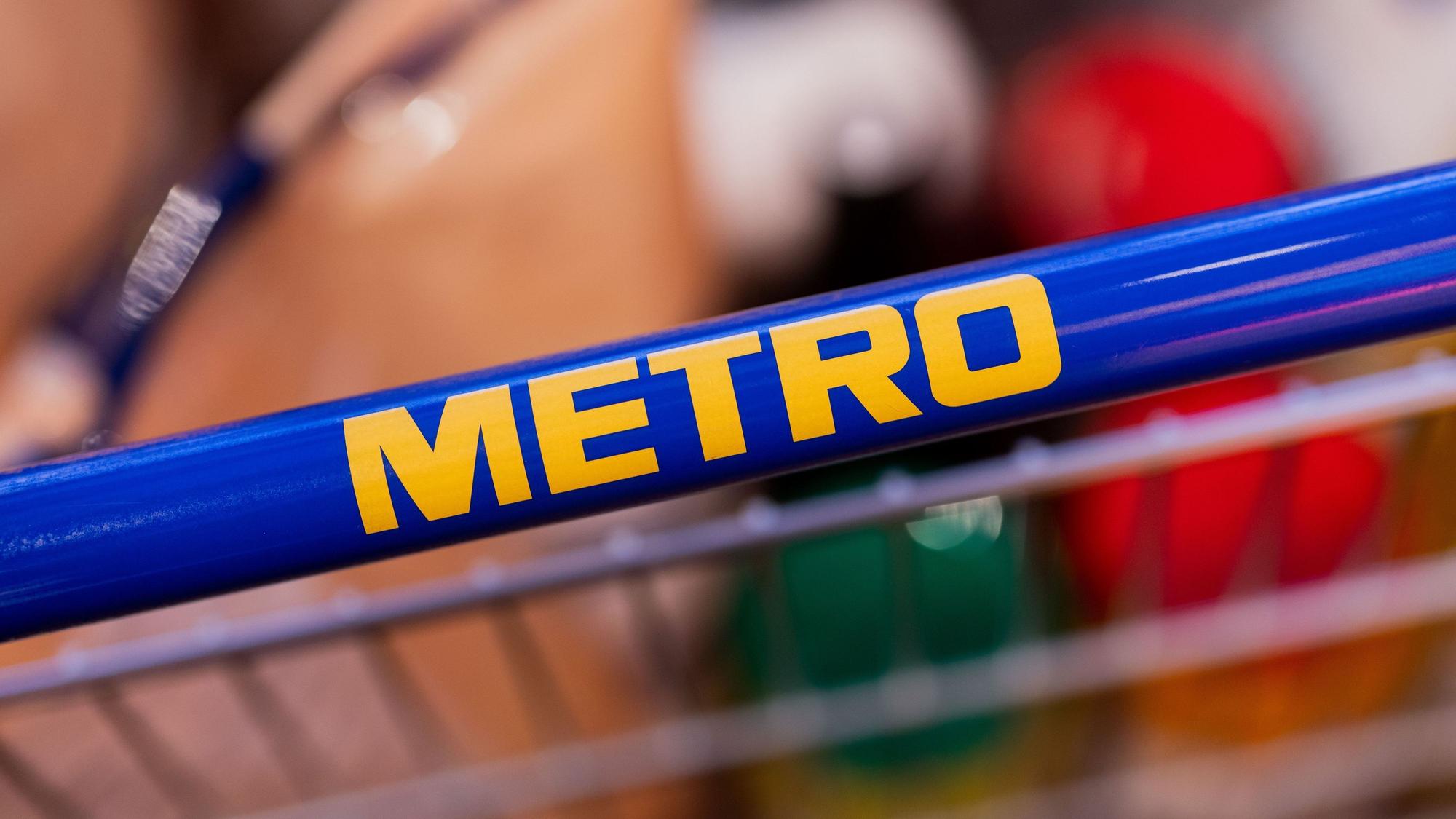 Das Logo der Metro ist auf einem Einkaufswagen zu sehen. Die beschlagnahmte russische Tochter des Düsseldorfer Konzerns hat indirekt Geld an die russische Armee gespendet. (Archivbild)