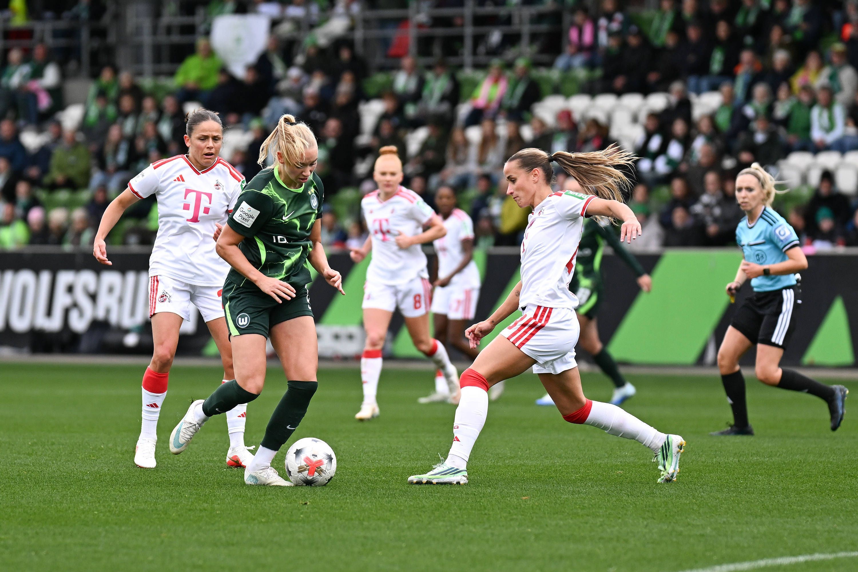 Ella Peddemors geht mit Ball durch die FC-Abwehr.