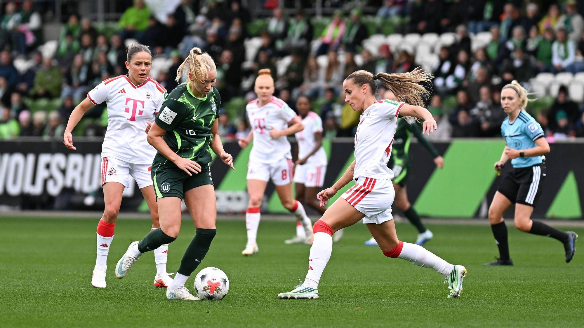 Ella Peddemors geht mit Ball durch die FC-Abwehr.