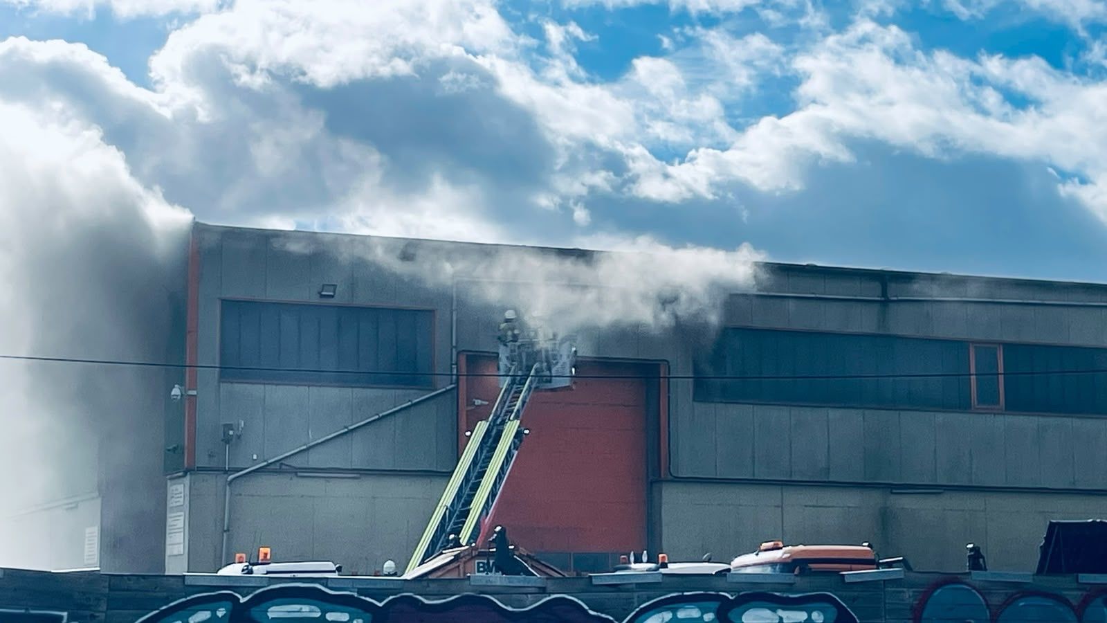 Die Feuerwehr löscht einen Brand in einer Recyclinghalle in Köln-Raderberg.