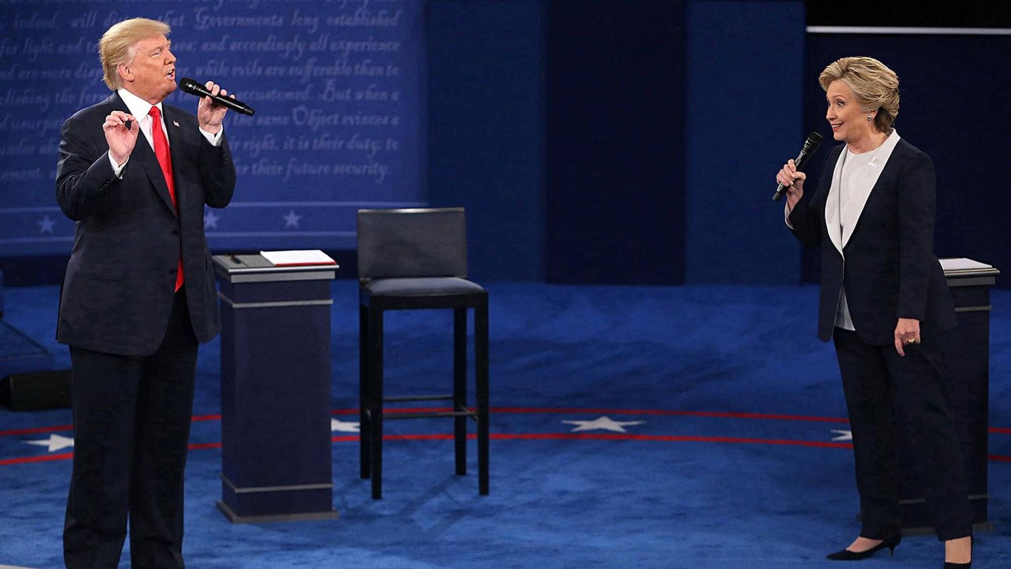 Donald Trump (l.) und Hillary Clinton während einer Debatte im US-Wahlkampf im Jahr 2016. (Archivbild)