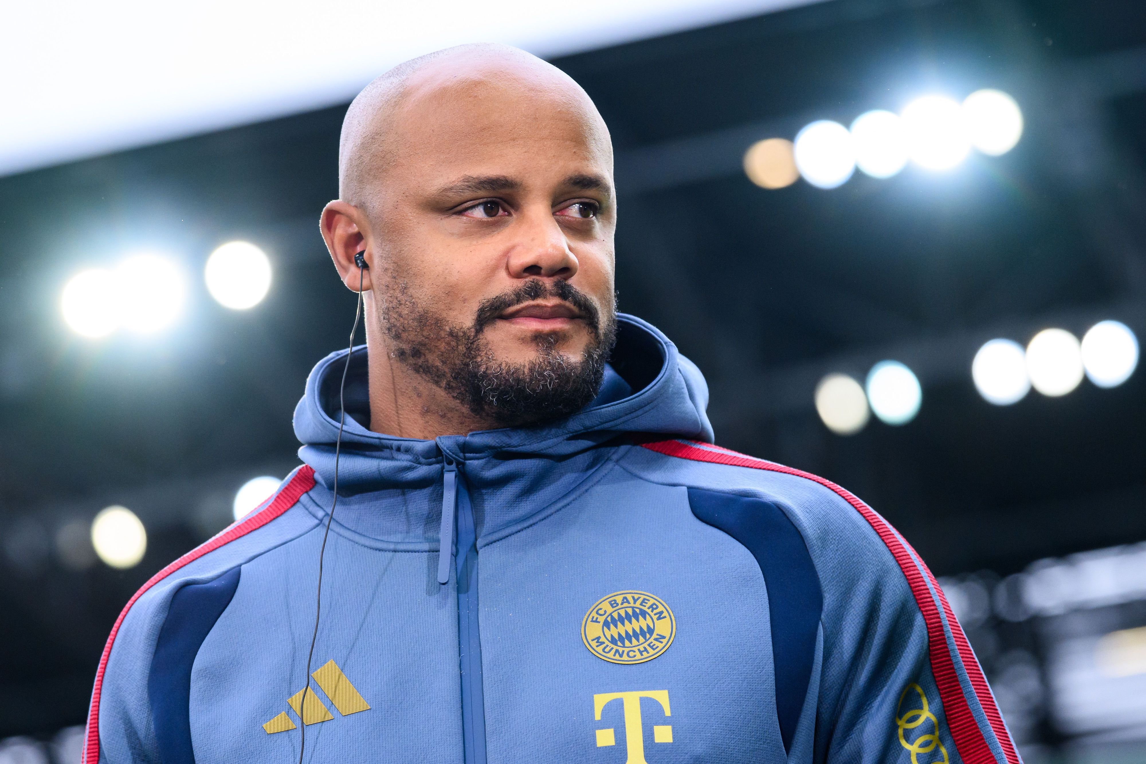 Trainer Vincent Kompany (Bayern München) steht vor einem Spiel im Stadion. (Archivbild)