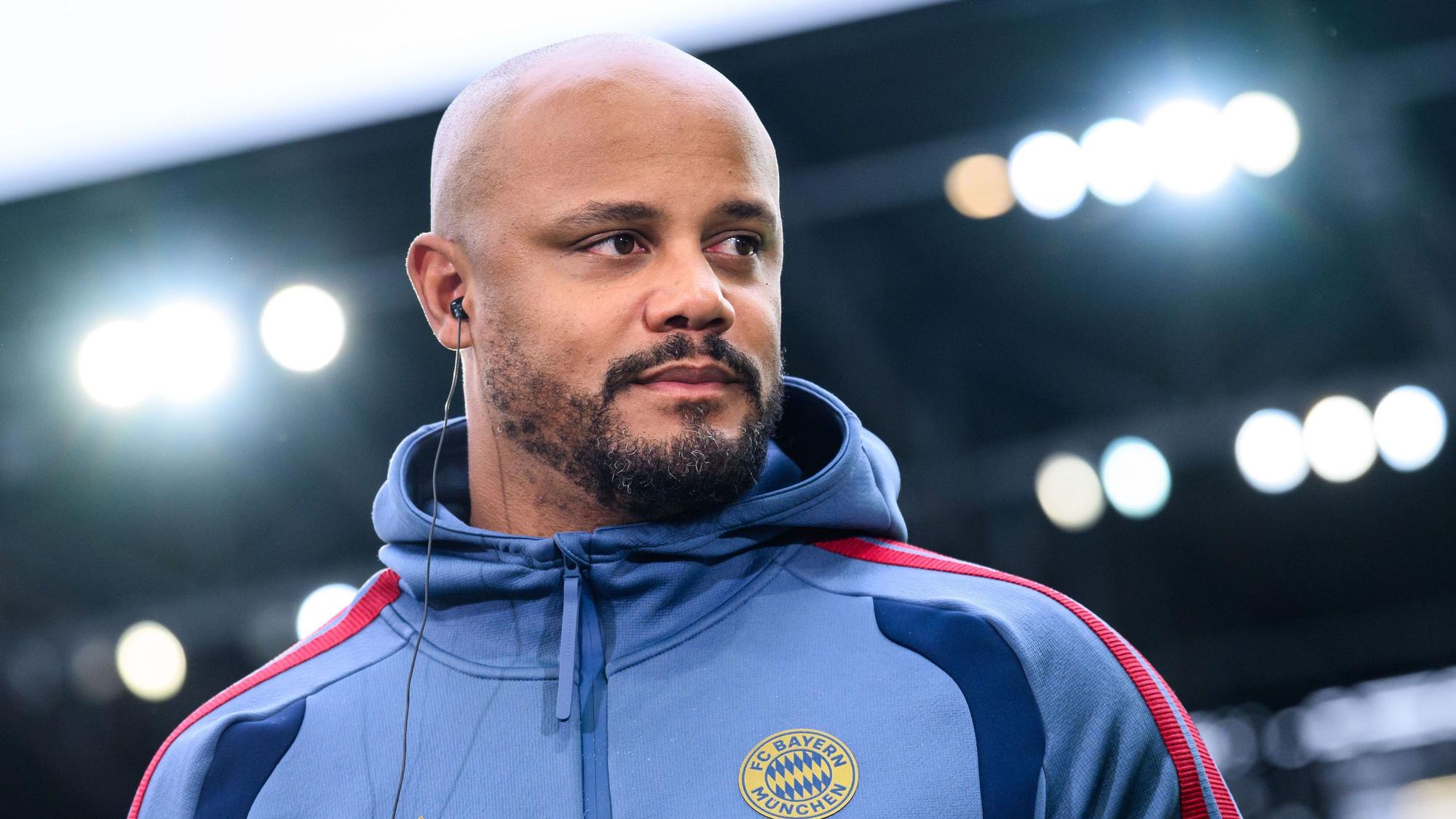 Trainer Vincent Kompany (Bayern München) steht vor einem Spiel im Stadion. (Archivbild)