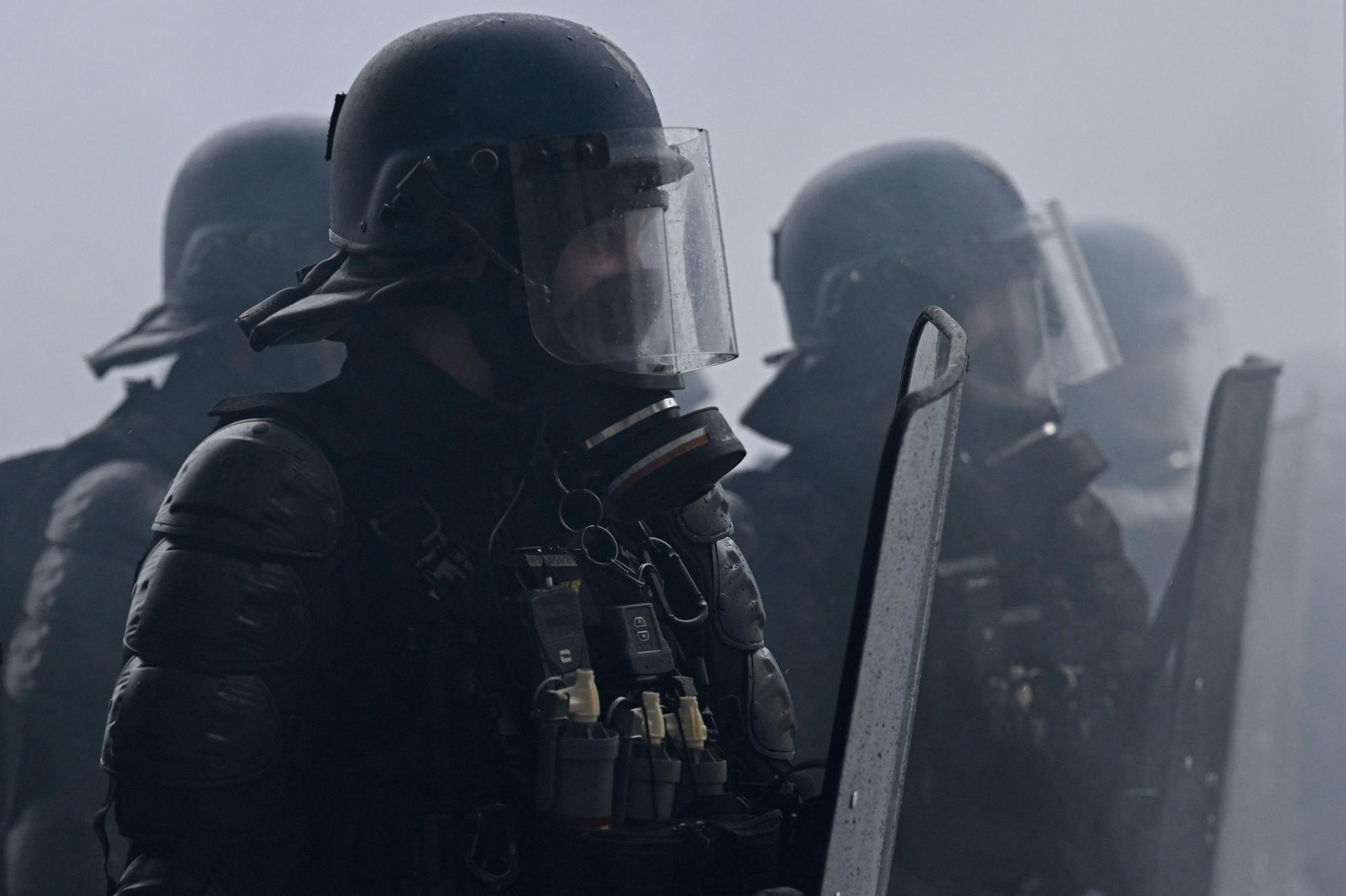 Französische Polizisten rückten am 24. Oktober 2026 in Nantes im Westen Frankreichs mit Schlagstöcken und Wasserwerfen gegen die Demontranten an.