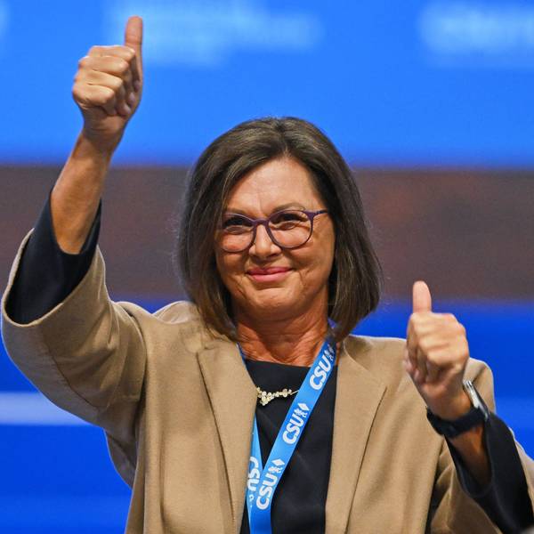Daumen hoch für mich: Ilse Aigner beim CSU-Parteitag.