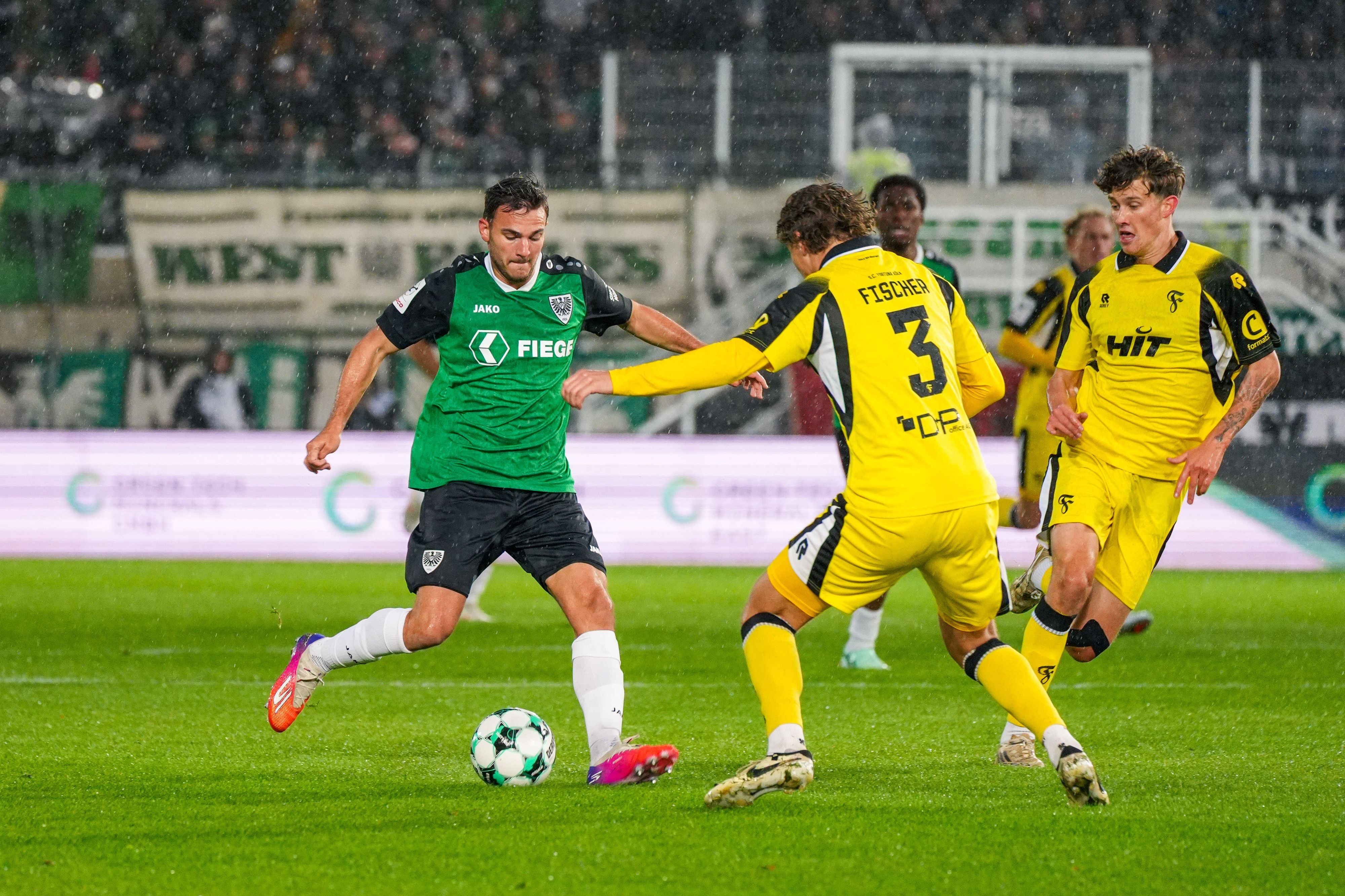 Romario Rösch von Preußen Münster gegen Fortuna Kölns Max Fischer.