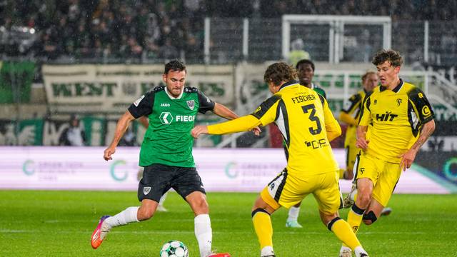 Romario Rösch von Preußen Münster gegen Fortuna Kölns Max Fischer.