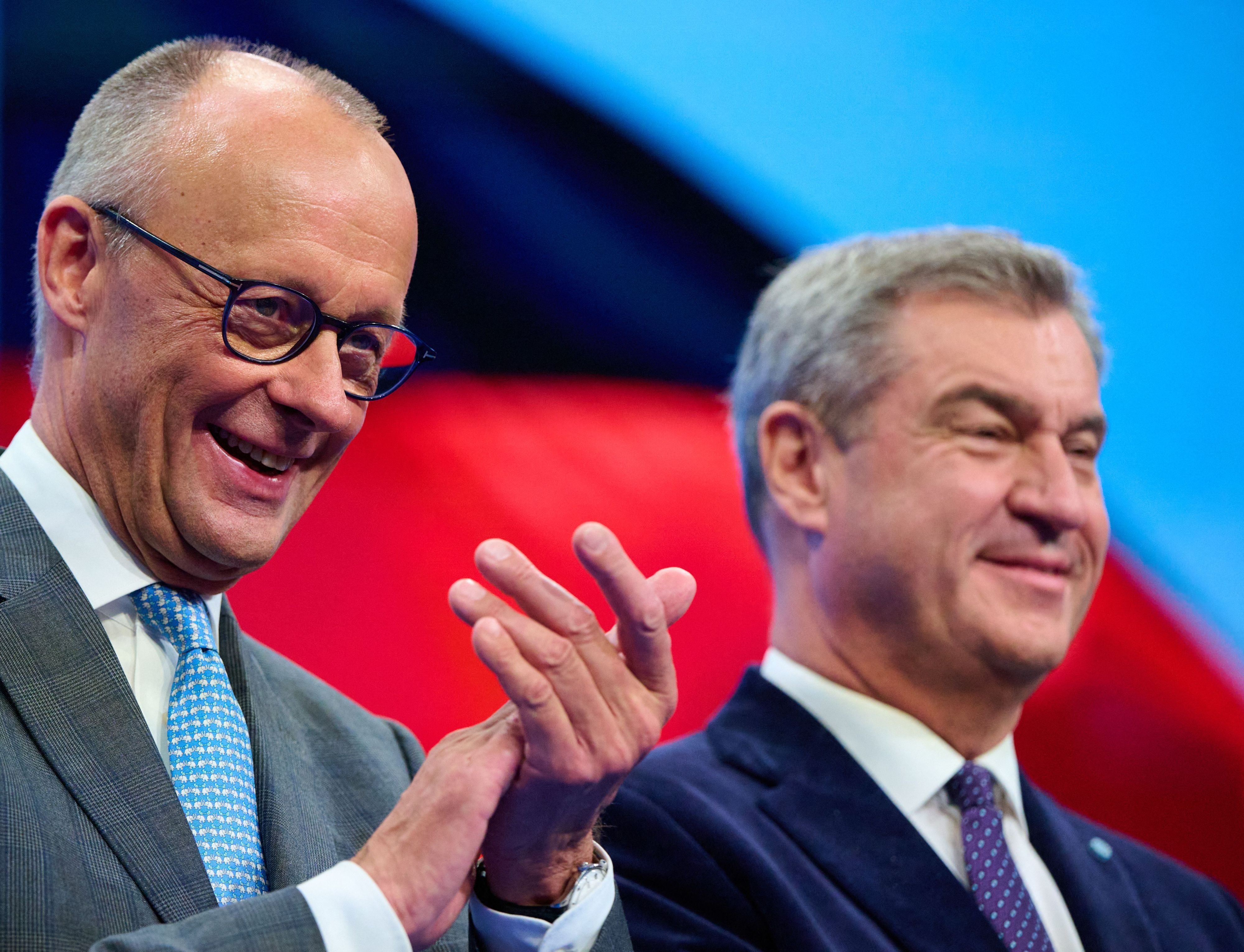 Zu Gast bei Freunden? Der CDU‑Vorsitzende, Bundeskanzler Friedrich Merz, wird beim CSU-Parteitag von Parteichef Markus Söder (r.) begrüßt.