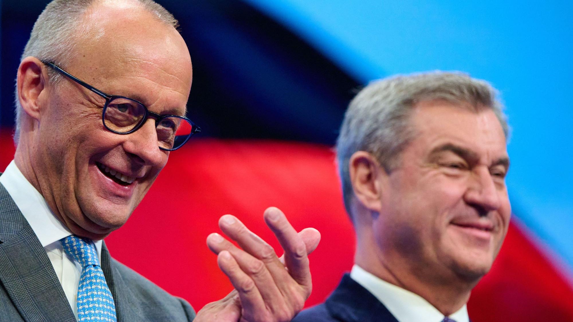 Zu Gast bei Freunden? Der CDU‑Vorsitzende, Bundeskanzler Friedrich Merz, wird beim CSU-Parteitag von Parteichef Markus Söder (r.) begrüßt.