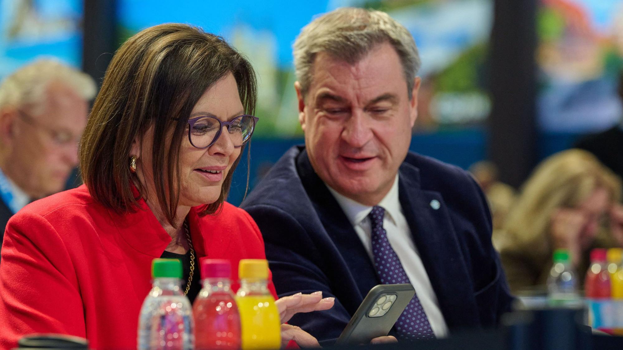 Eigentlich Rivalen: Bayerns Landtagspräsidentin Ilse Aigner und Ministerpräsident Markus Söder beim CSU-Parteitag in München