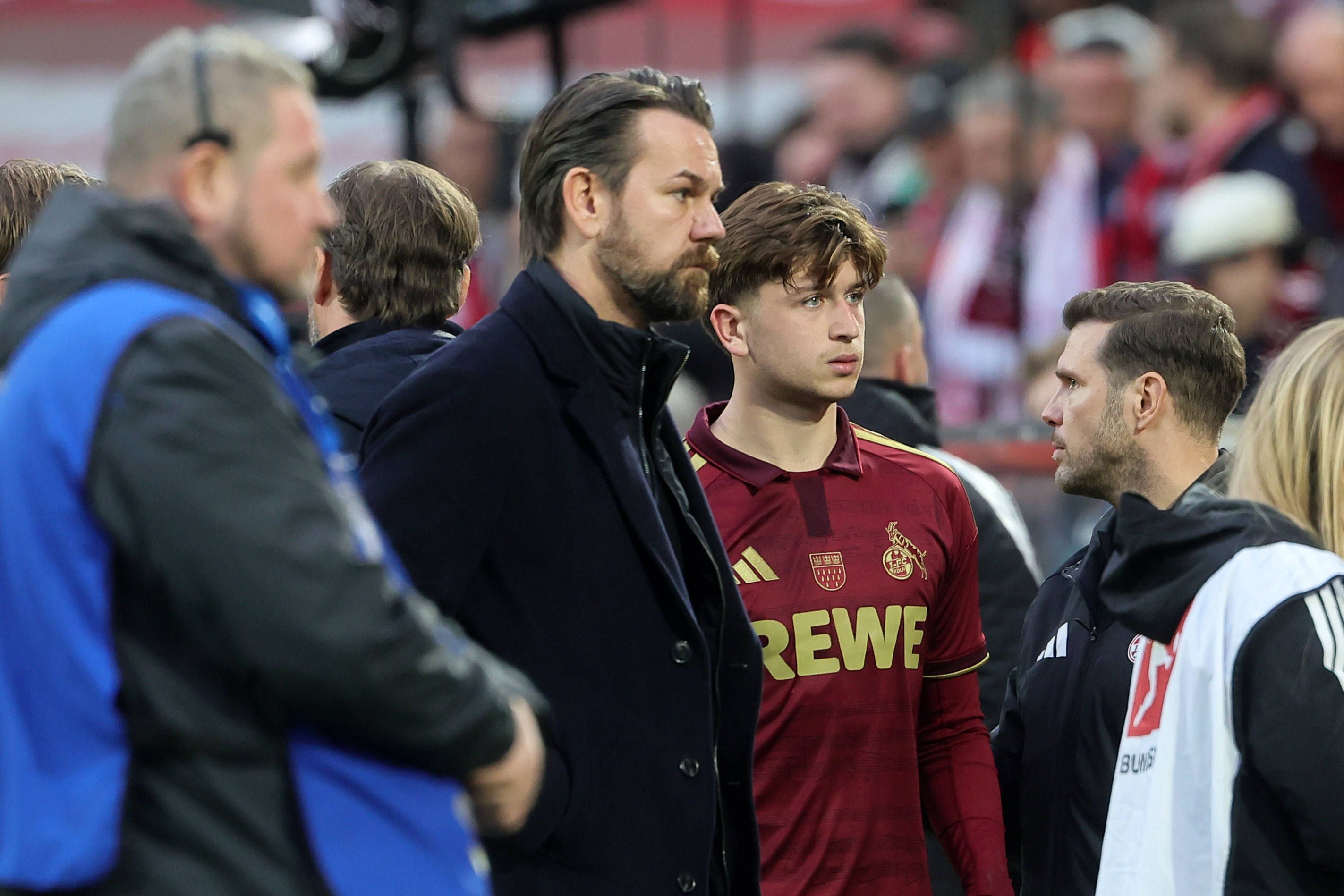 1. FC Köln vs. Schalke 04, 7. Spieltag, 24.10.2026, 15.30 Uhr, Mitte von links: Thomas Kessler, Mikey Moore 1. FC Köln nach dem Spiel auf dem Weg in die Kabine, Bild: *** Local Caption *** Ausschließlich redaktionelle Nutzung Editorial use only *** Sports: 1. FC Köln vs. Schalke 04, Matchday 7, October 24, 2026, 3:30 p.m., center from left: Thomas Kessler, Mikey Moore, 1. FC Köln on their way to the locker room after the game, Photo *** Local Caption *** Editorial use only