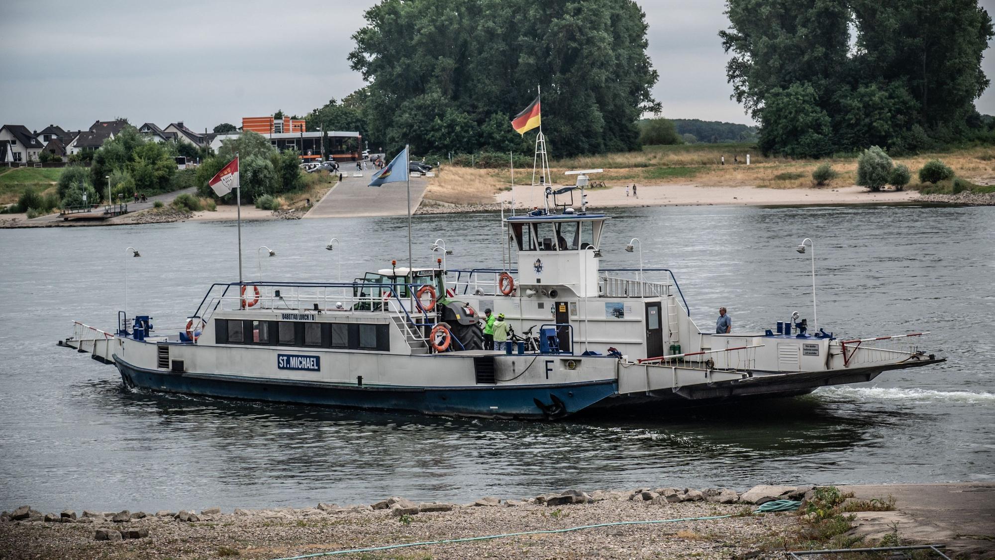 Hitdorf Fähre Sankt Michael setzt mit einem Traktor über Landwirtschaft. Bild: Ralf Krieger